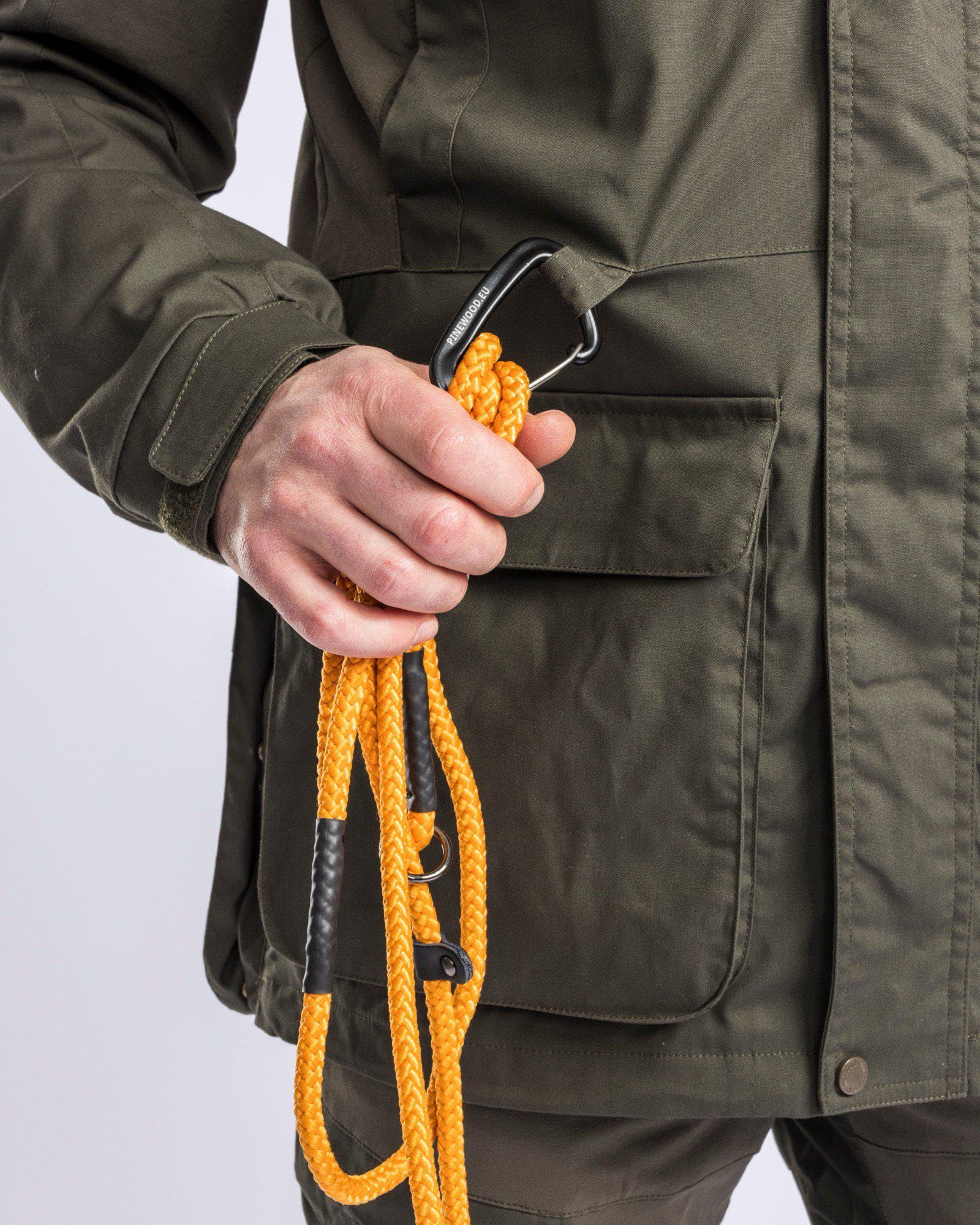 Pinewood Herren Hundesport Trainer Jacke - Outdoor Jacken für Herren - funktionell ausgestattete Jacke mit vielen Taschen und Platz für Hundetraining Zubehör - winddicht und wasserabweisend