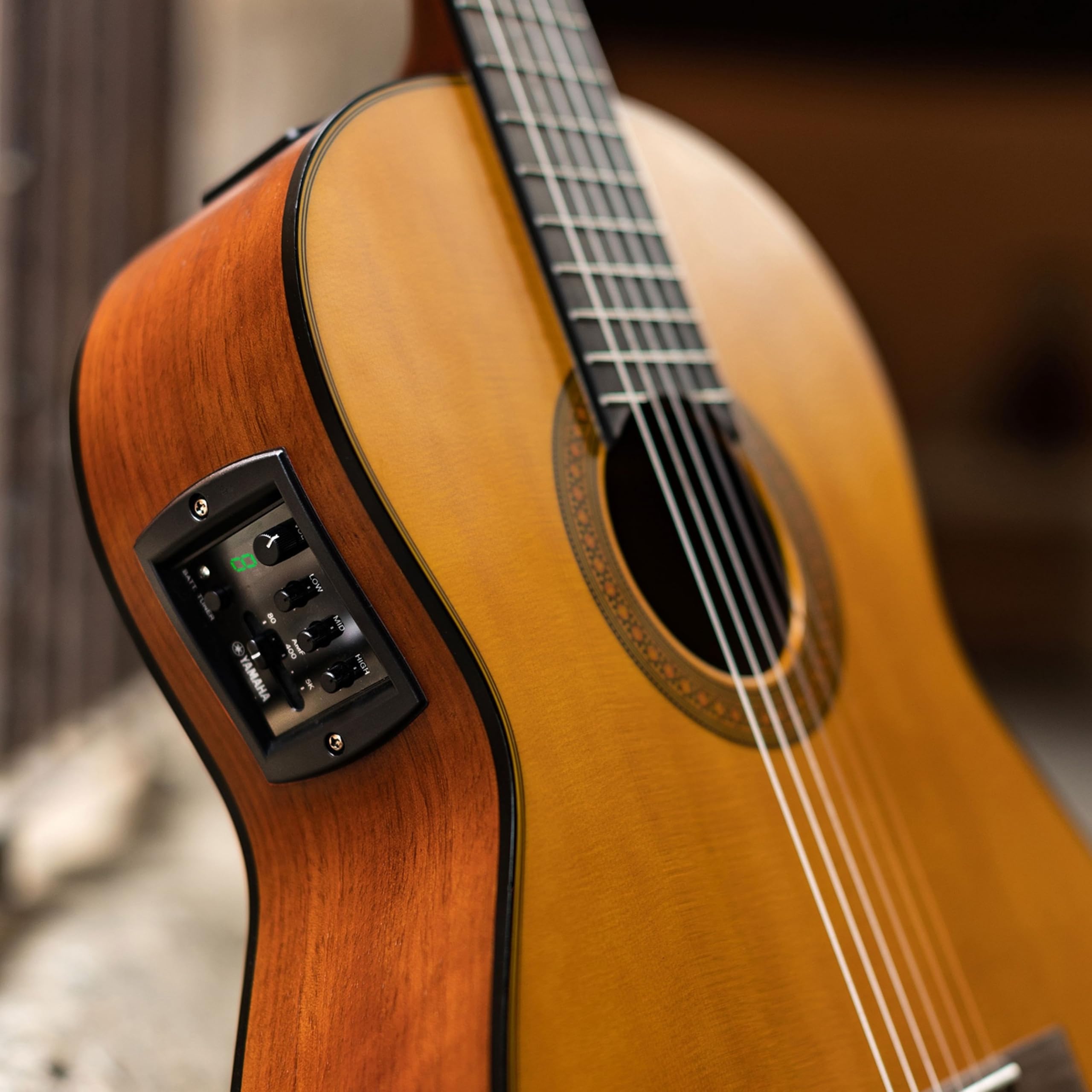 YAMAHA CGX122MC Chitarra Classica Elettroacustica 4/4 Top Cedro Massello Scala 650 mm Pickup System