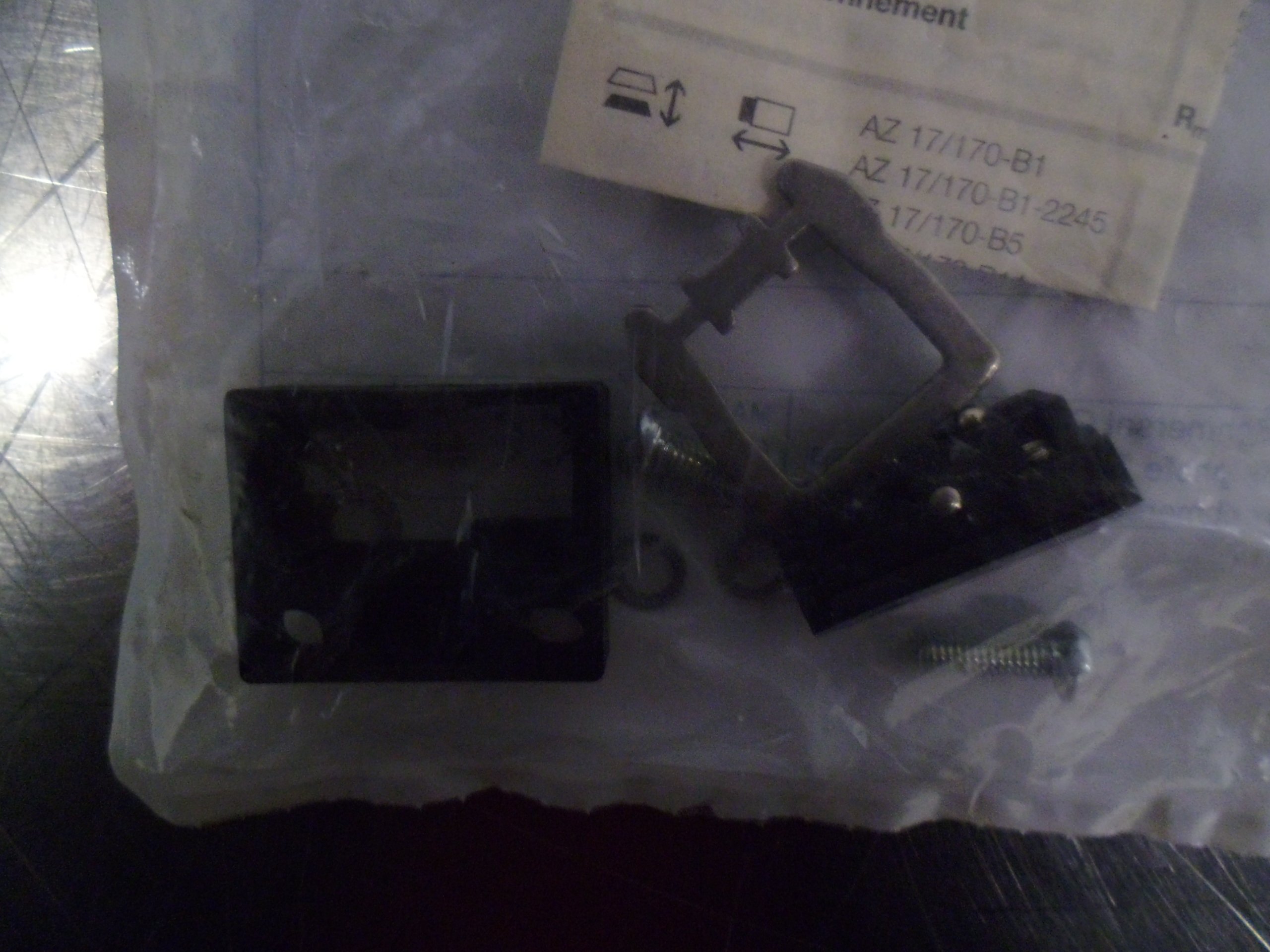 SCHMERSAL AZ17-B6 Keyed Interlock Switch