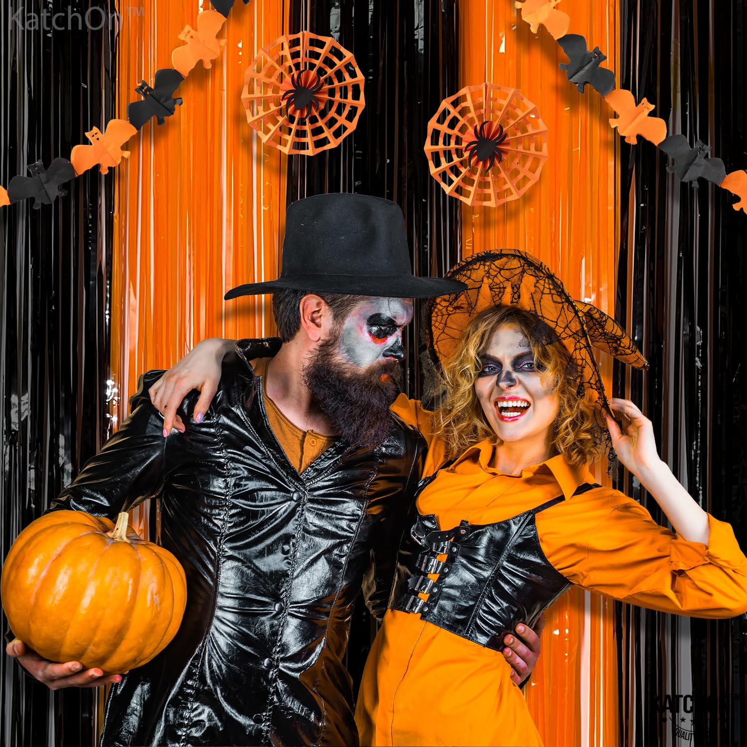 KatchOn, Cortina de flecos de papel de aluminio negro y naranja, extra grande de 3.2 x 8 pies, paquete de 2, serpentinas naranjas y negras, decoraciones de Halloween, cortina de fondo con flecos para