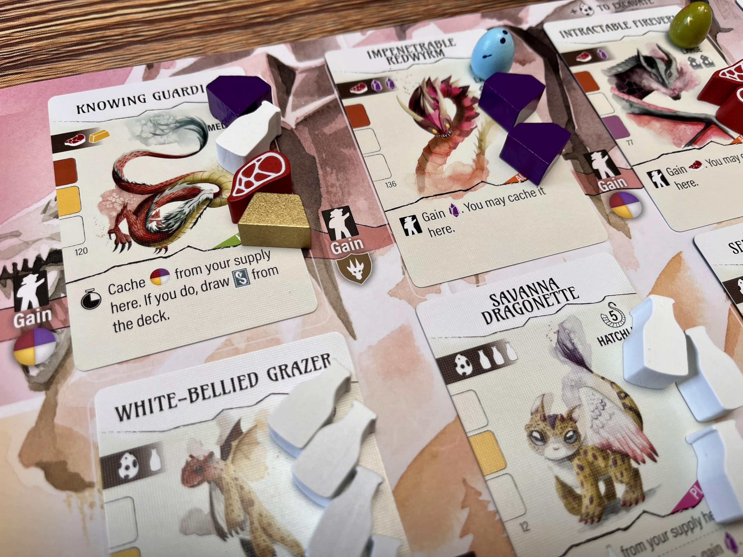 Stonemaier Games: Wyrmspan - Paquete de actualización | Monedas de metal y recursos de madera | 45 monedas de dragón de metal de doble cara y 104 recursos de madera (carne, oro, gema y leche) - Añadir