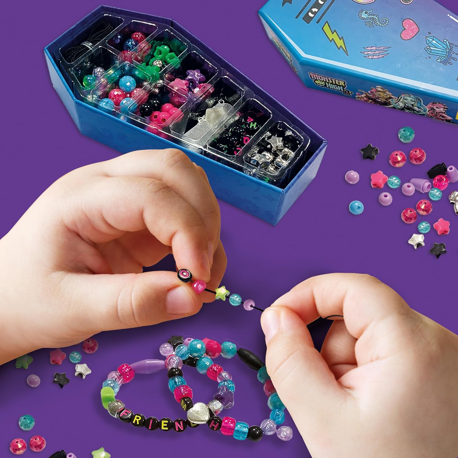 Lisciani Monster High Jewellery Kit - Jewellery Creation Kit for Children from 5 Years Old - Create Your Bracelets and Necklaces with Coloured Beads, Letters and Charms - Coffin-Shaped Box, 104543