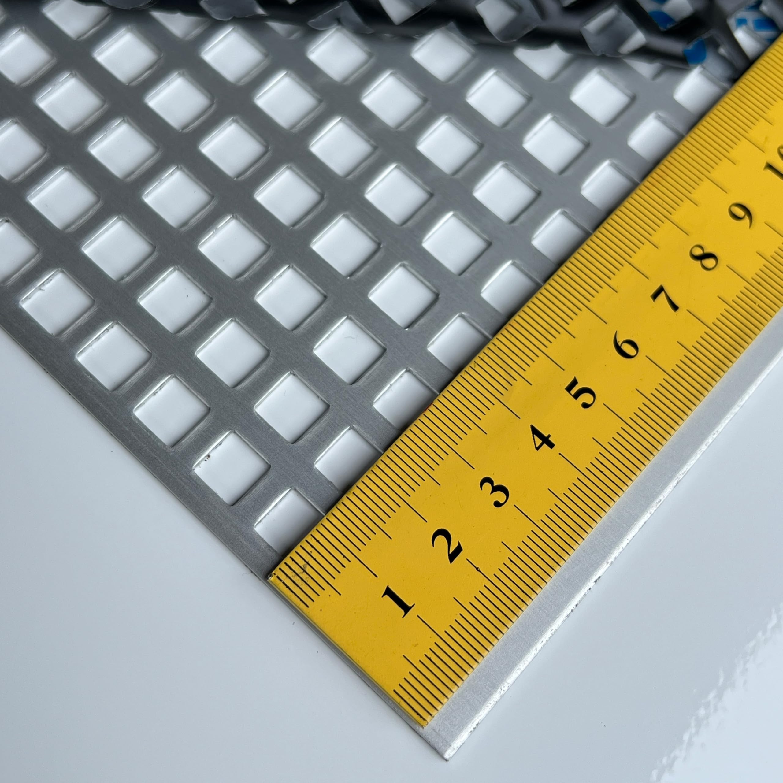 Aluminium Eloxiert - Lochbleche QG8-12 - 1,5mm dick einseitig foliert Zuschnitt individuell auf Maß NEU (500 x 600 mm)