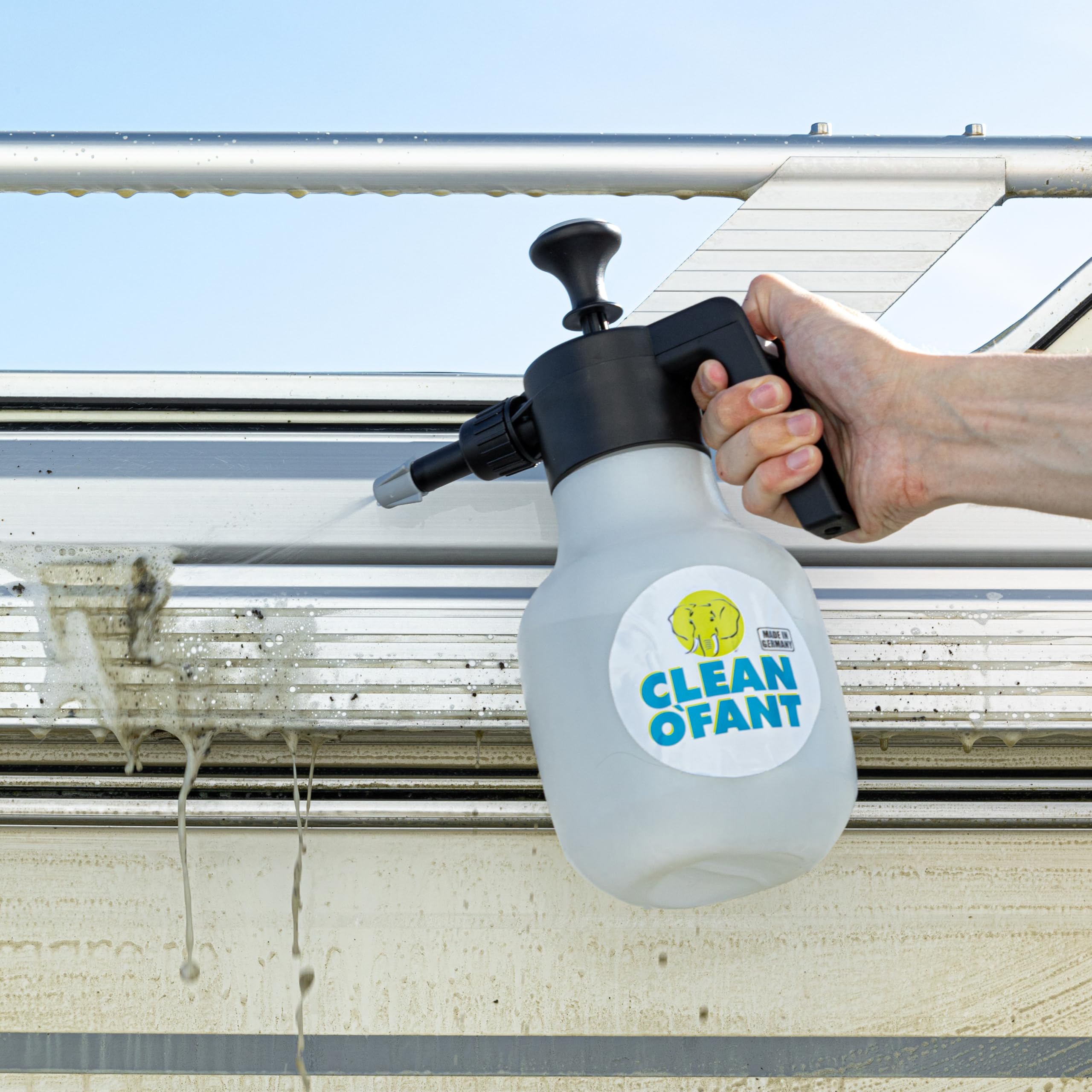 CLEANOFANT Außen-SAUBER SET für Wohnwagen & Wohnmobil - Konzentrat für 5L Reiniger - Entfernt Regenstreifen & Insekten - Inkl. 1,5L Drucksprüher & Bürste - Für GFK, Lack & Acrylglas - Made in Germany