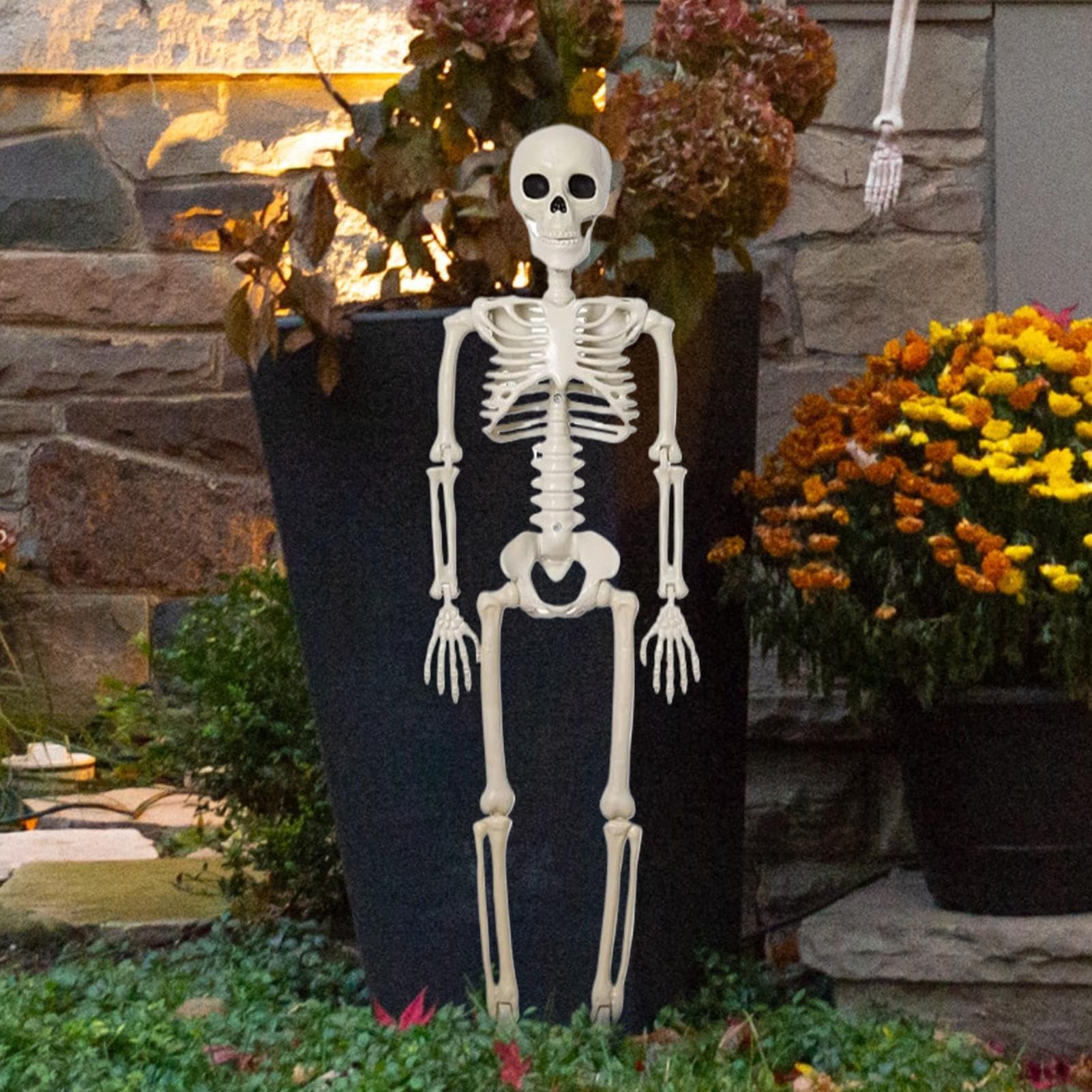 Dekoracja szkieletu – naturalnej wielkości Halloween szkielet dekoracja z ruchomymi przegubami – straszna czaszka ozdoba na grób do domu duchów, ogrodu, dekoracja stołu, na imprezę