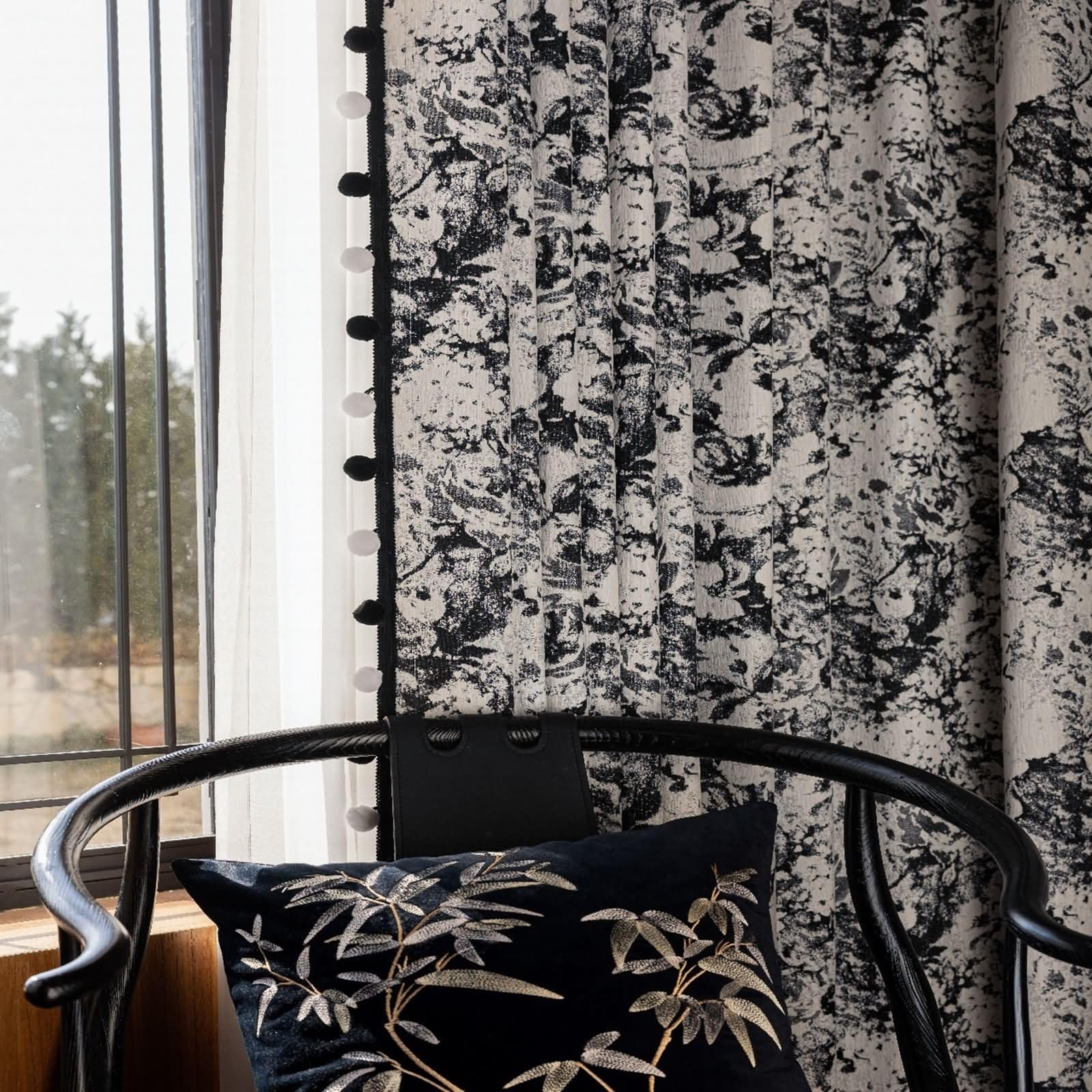 Lot de 2 Rideau Occultant Fenetre, Rideaux Isolants Thermiques à Oeillets Motif Jacquard Encre avec Bordure Noir et Boule Velours Rideaux Chambre Salon Gris Noir, 132L x 229H cm