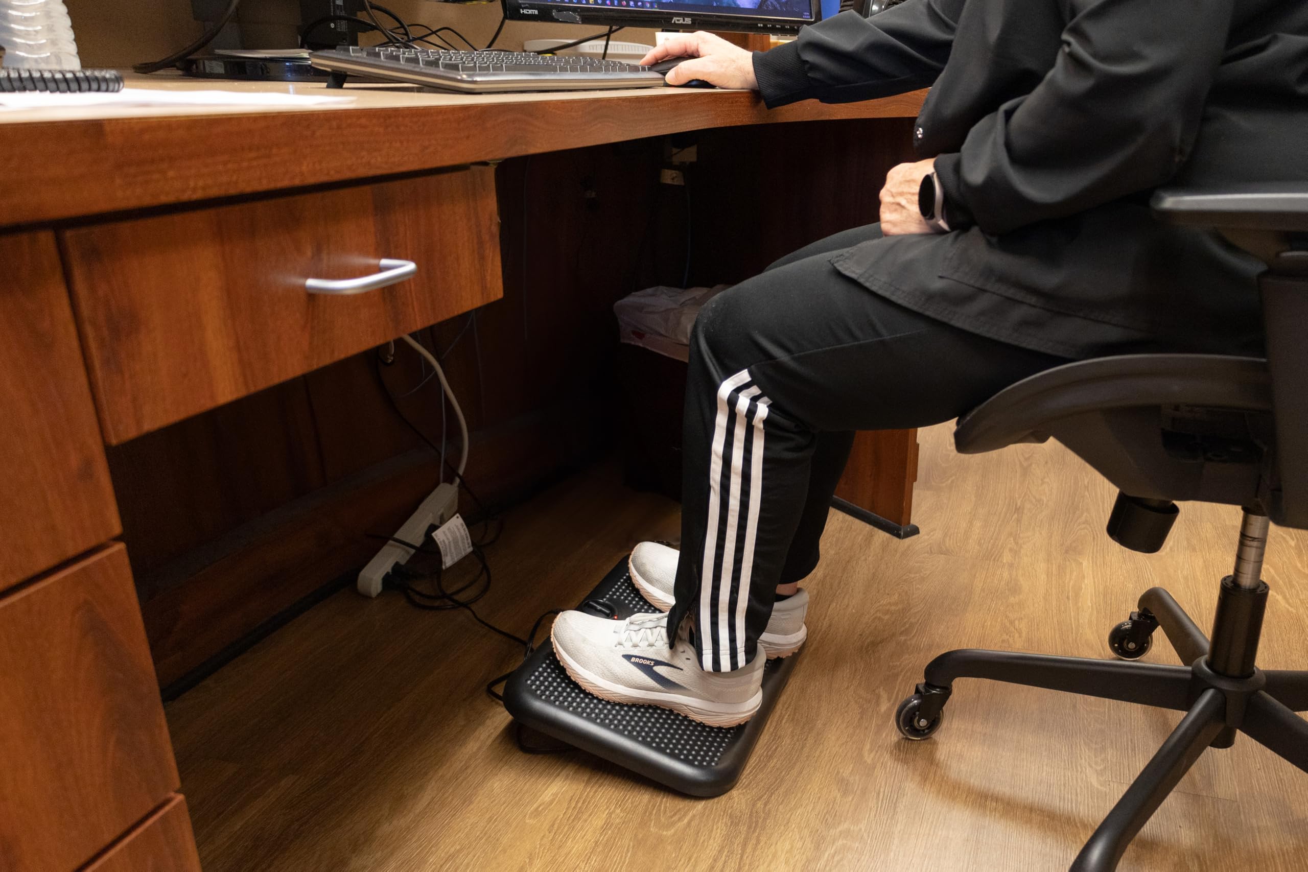 Cozy Products Toasty Toes Office Space Heater Foot Warmer 90 Watts | 3 Adjustable Positions 2 Heat Settings Uses Only 105 Watts Perfect for Under Desks Hi-Lo-Off Switch Warms Cold Feet product thumbnail 5