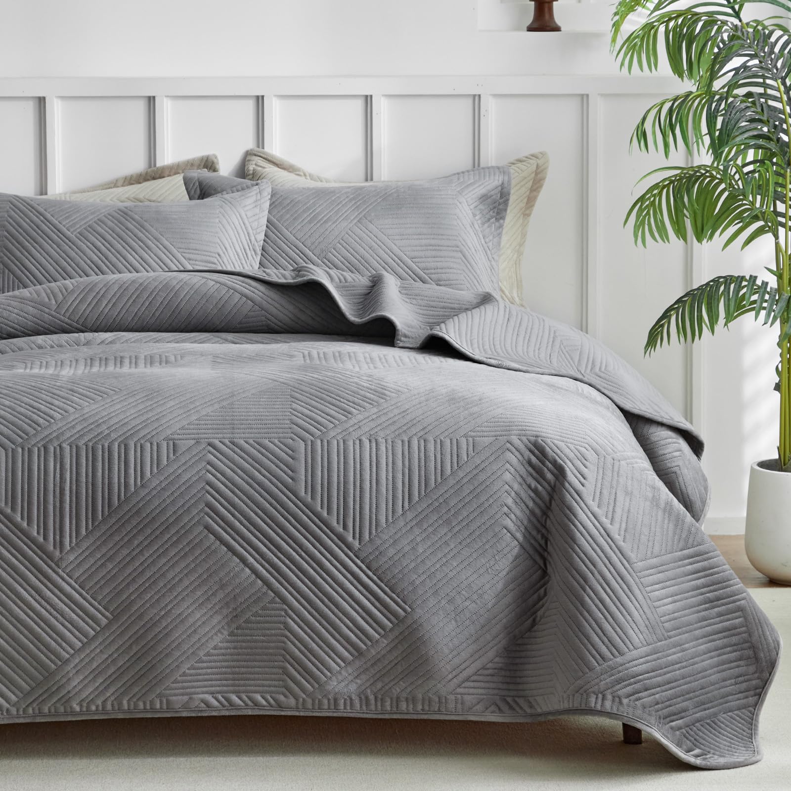 WARMDERN Ultrasonic Grey Velvet Quilt Set King Size, Geometric Textured Striped Pattern Modern Quilt Bedding Set, 3 Piece Soft Microfiber Bedspreads Coverlet fo