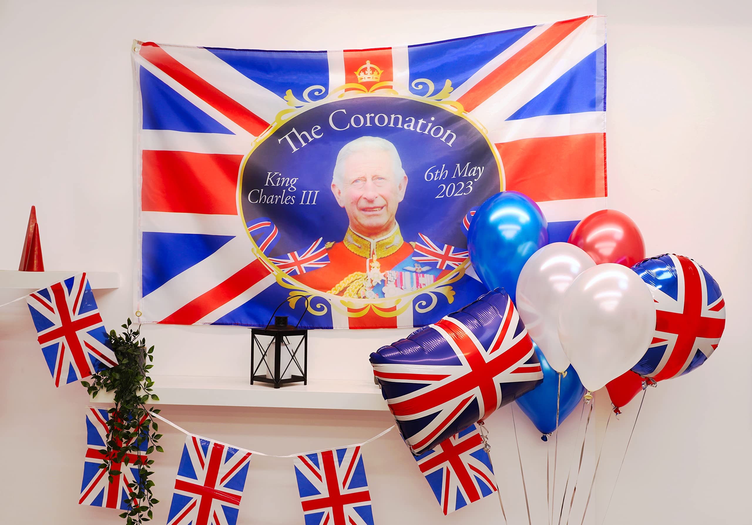 Toyland® Pack of 2-5ft X 3ft (150cm X 91cm) Royal Family Souvenir Flags - Image 2