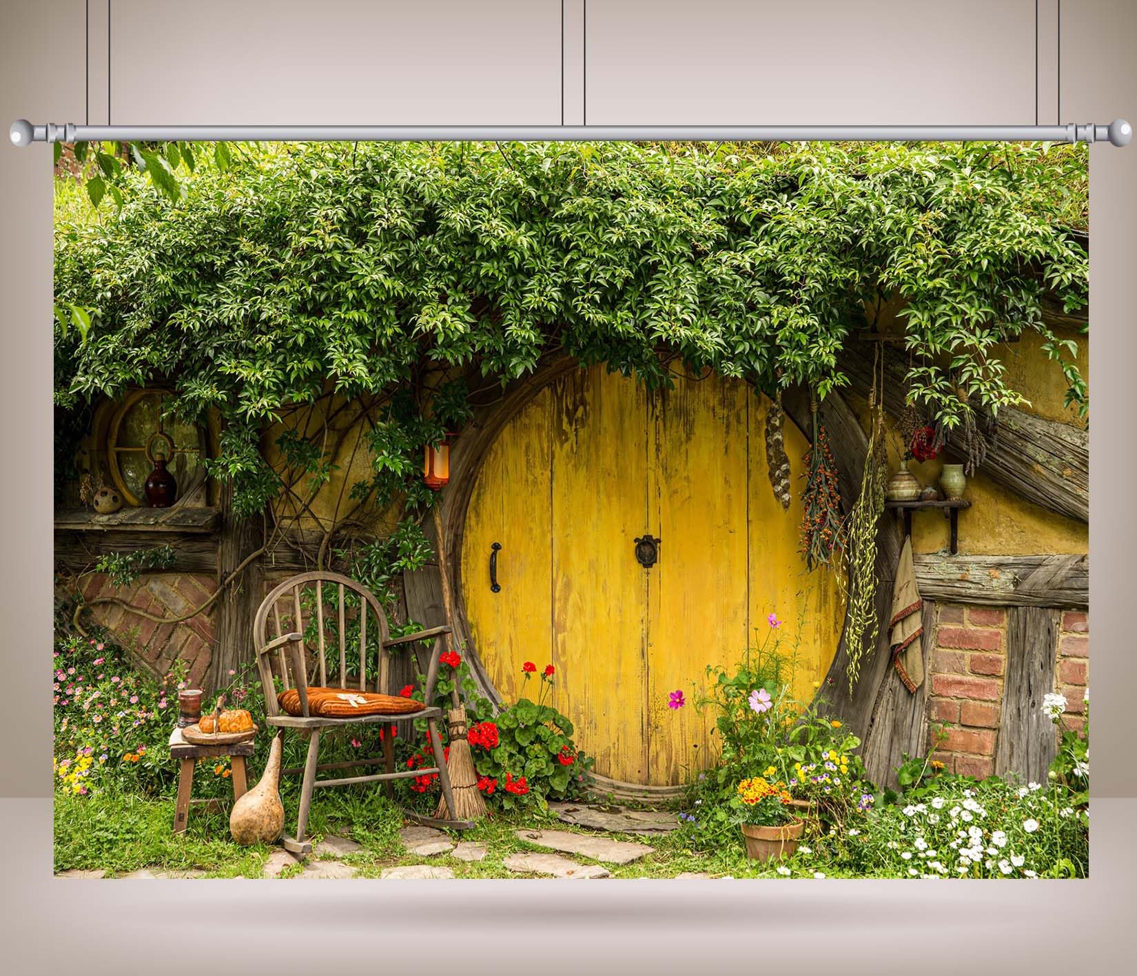 BELECO 3.6x2.5m Fabric Casa Fantasy Con Porta Gialla Sfondo Fotografico | Scenario Di Casetta Nel Bosco Con Porta Rotonda Gialla Fiori Rampicanti E Sedia Rustica Per Feste E Ritratti