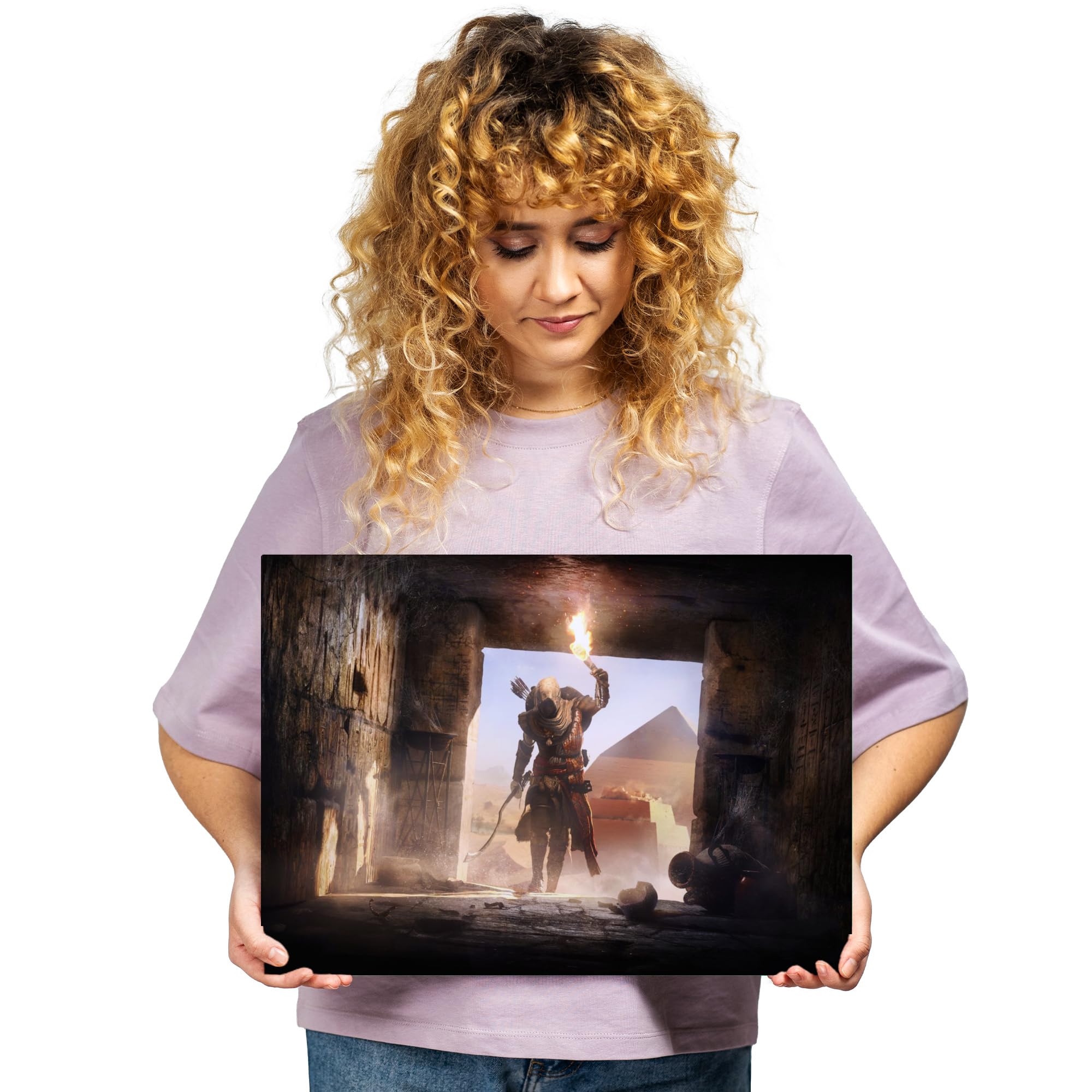Displate - Poster aus Metall - Einfache Montage ohne Bohren - Assassin's Creed - AC Origins Key Art - In the Pyramids - Größe M - 32 x 45 cm Matt