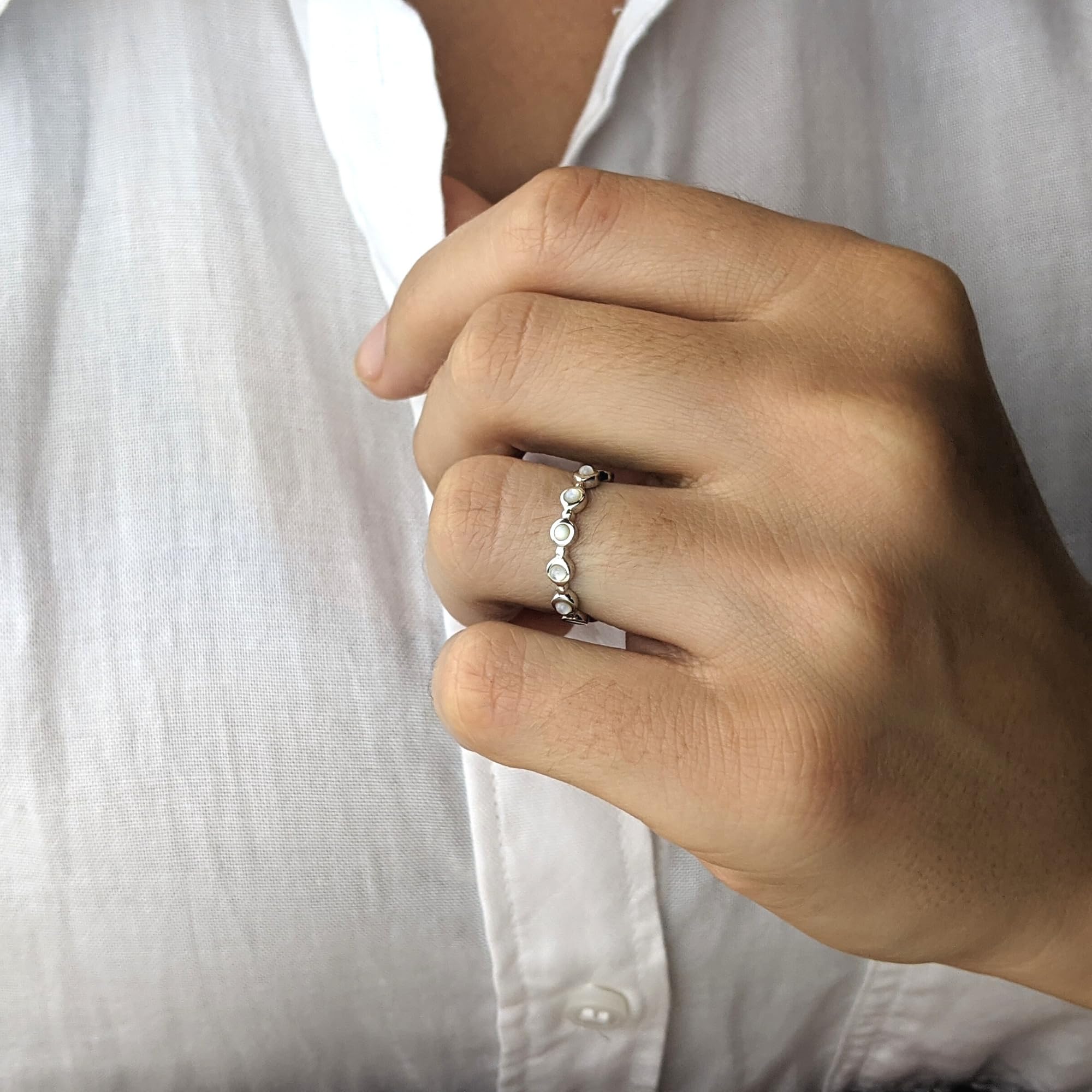 Silverly Anillo Mujeres en Plata de Ley .925 Delgada Banda con Nácar Blanca