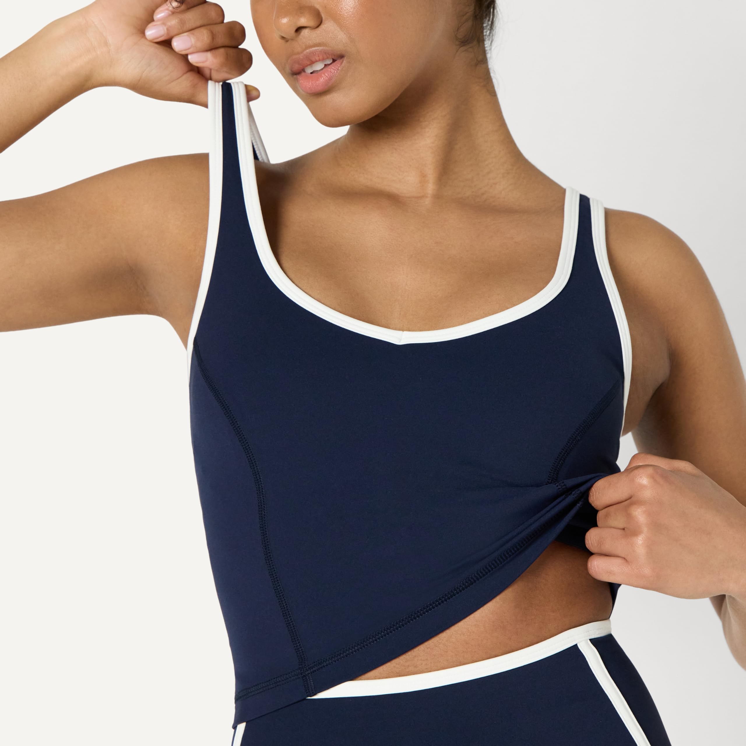 Amazon Essentials Mujer Top Corto de Tirantes Deportivo de Tejido FormFlex Ultrasuave con Soporte Ligero, Sujetador y Ribete en Contraste