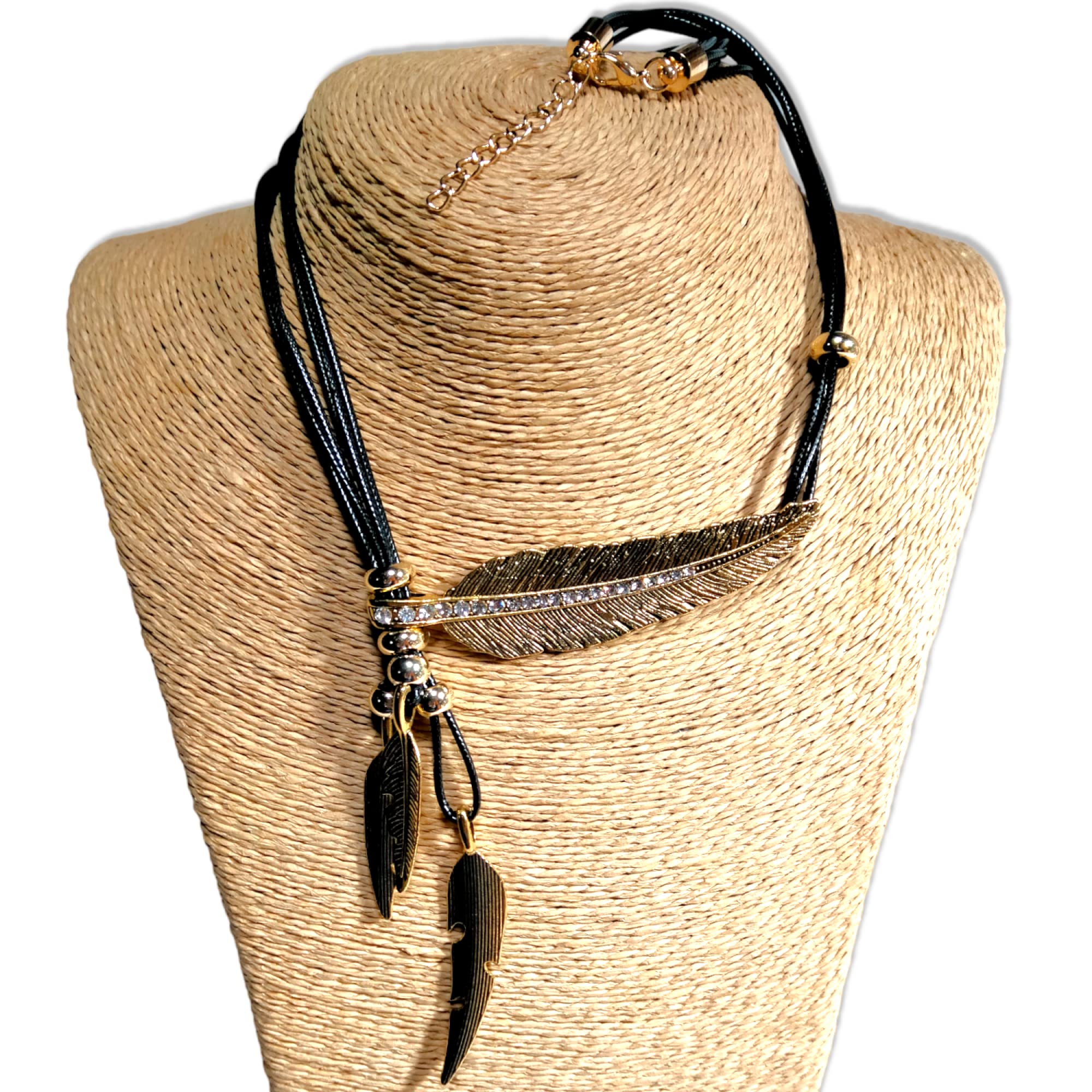 Collier de style bohème pour femme avec motif feuilles et plumes. Bijoux. Colliers de déclaration | Pendentif ethnique fabriqué à la main en Espagne. Cadeau Original (CUIR NOIR)