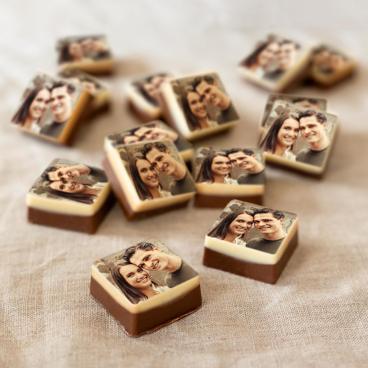Personalisierte Schokolade mit Foto in Geschenkbox - Muttertagsgeschenk Schokolade - Personalisierte Pralinen mit deinem Lieblingsfoto (24 Stück - Pralinen mit Foto Quadrat)