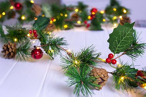 Guirnalda de Navidad con 60 luces LED de piña, funciona con pilas con bayas y campanas, guirnalda de Navidad iluminada de 6 pies, guirnalda de pino