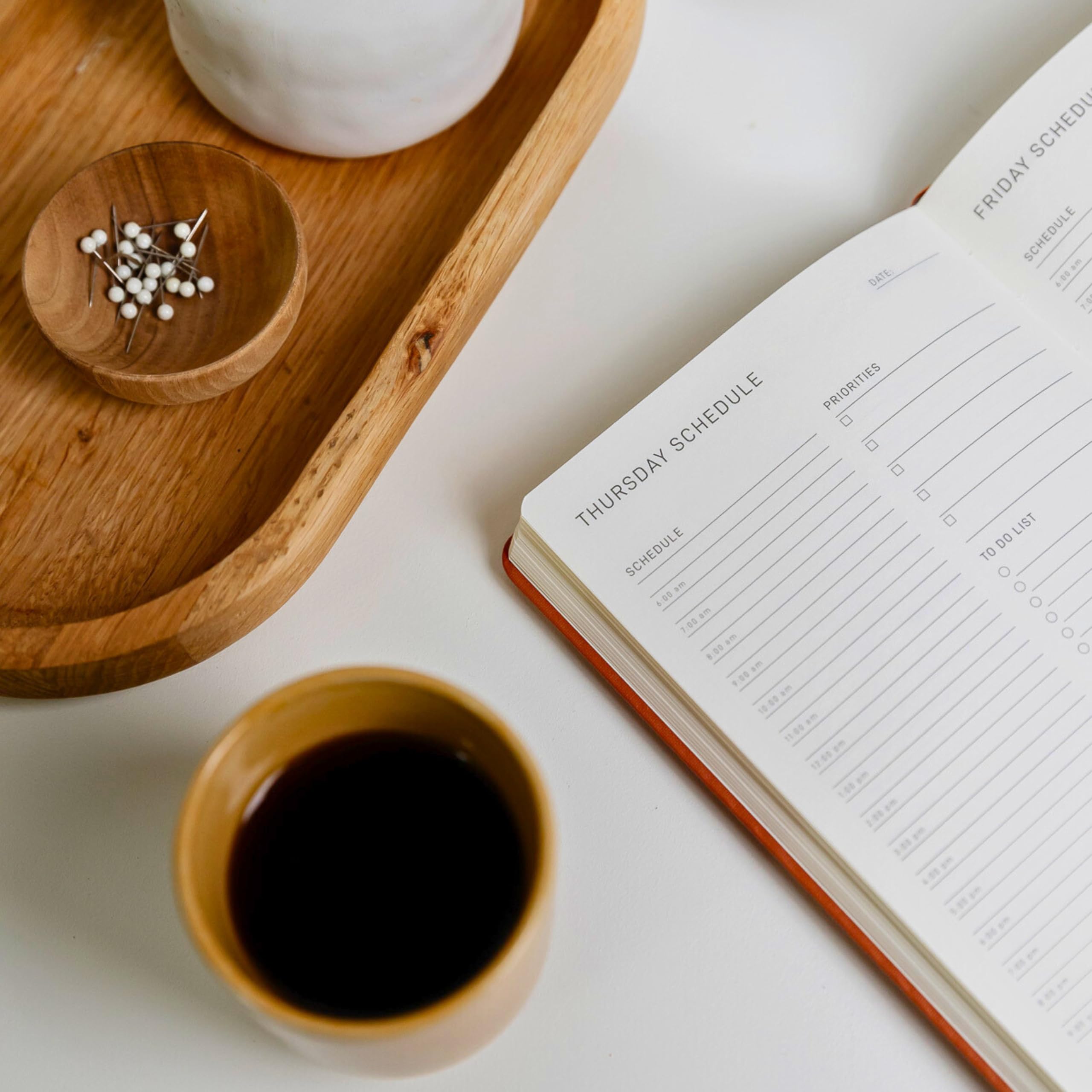 Scribble & Dot® Ein täglicher Planer, wöchentliches und monatliches Layout | Erreichen Sie Ihre Ziele mit diesem wöchentlichen Organisator-Tagebuch, A5-Größe, Hardcover-Agenda. Beginnen Sie jederzeit
