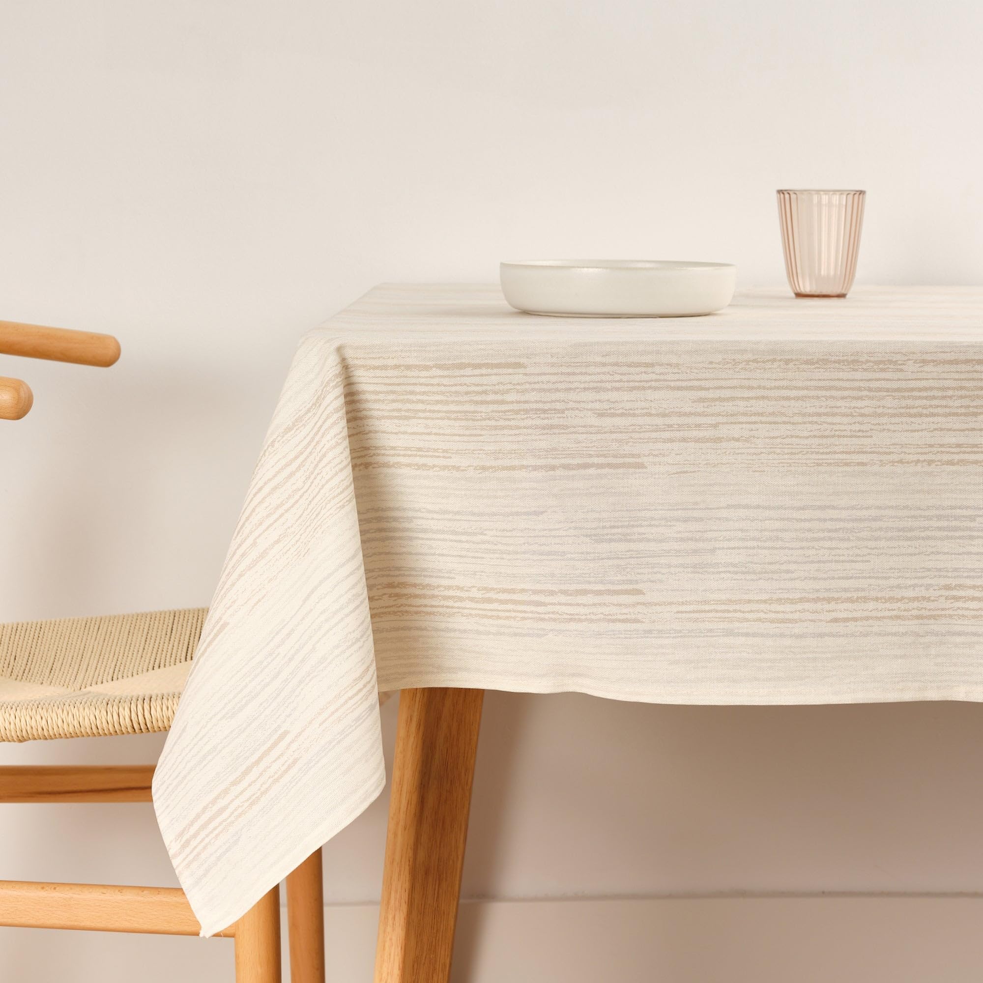 Nappe résine anti-taches pour de grands repas de famille sans aucune toile cirée