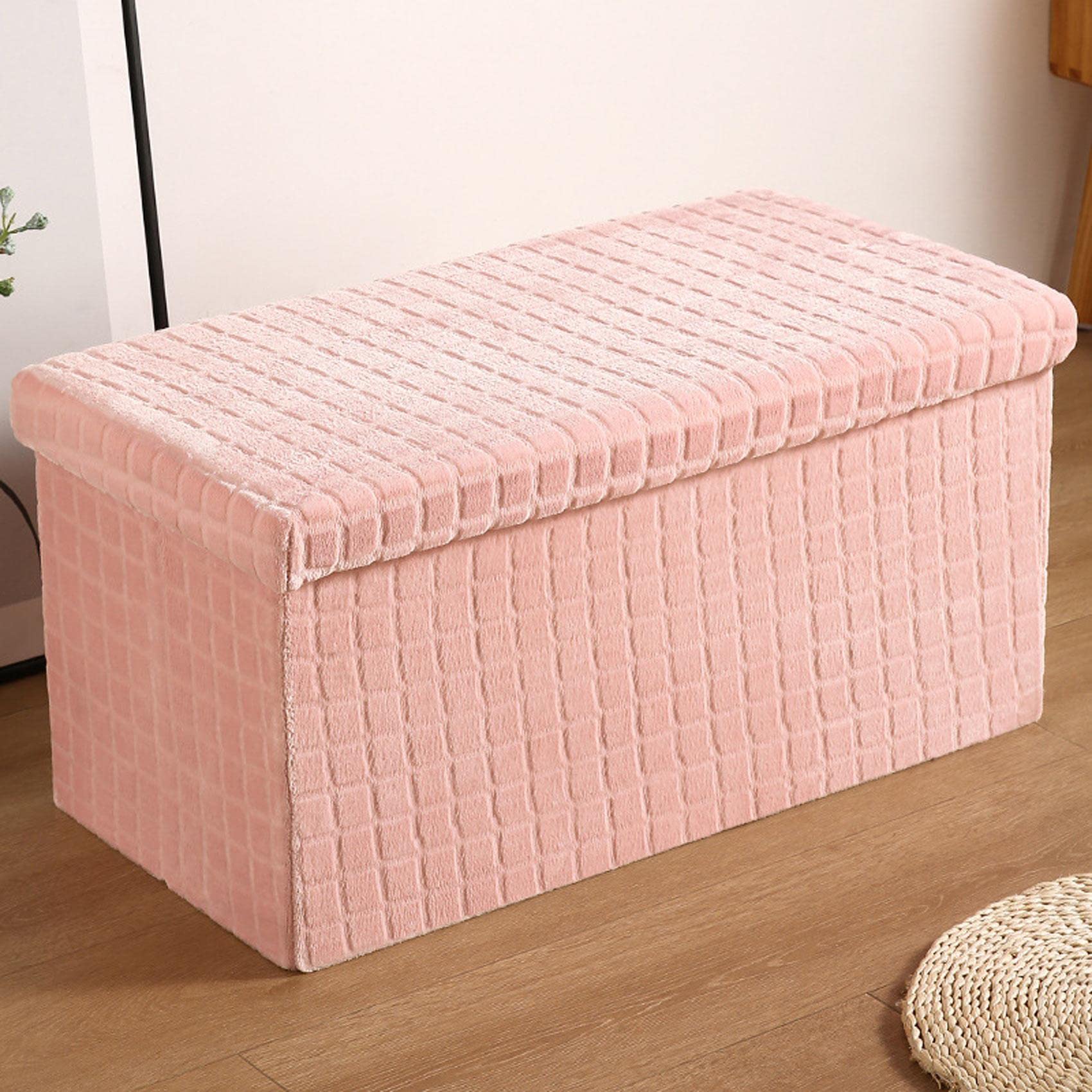 Espace de rangement supplémentaire avec ce pouf coffre pliant rose en peluche