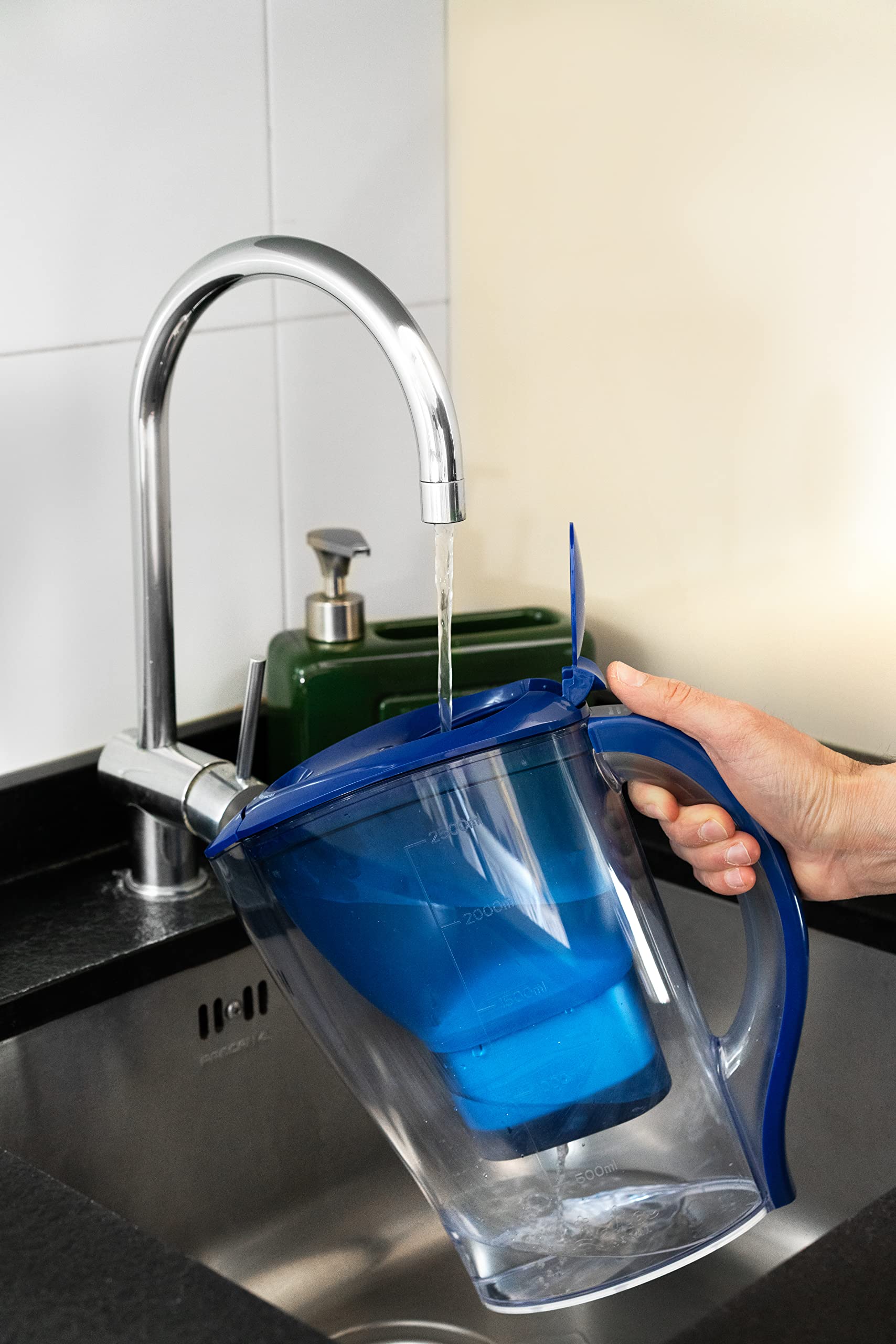 Jata Hogar HJAR1001 - Jarra con filtro de agua de 2,5 litros. Incluye 6 cartuchos iónicos. Reduce la cal, cloro y residuos de cobre. Agua con sabor y pureza.