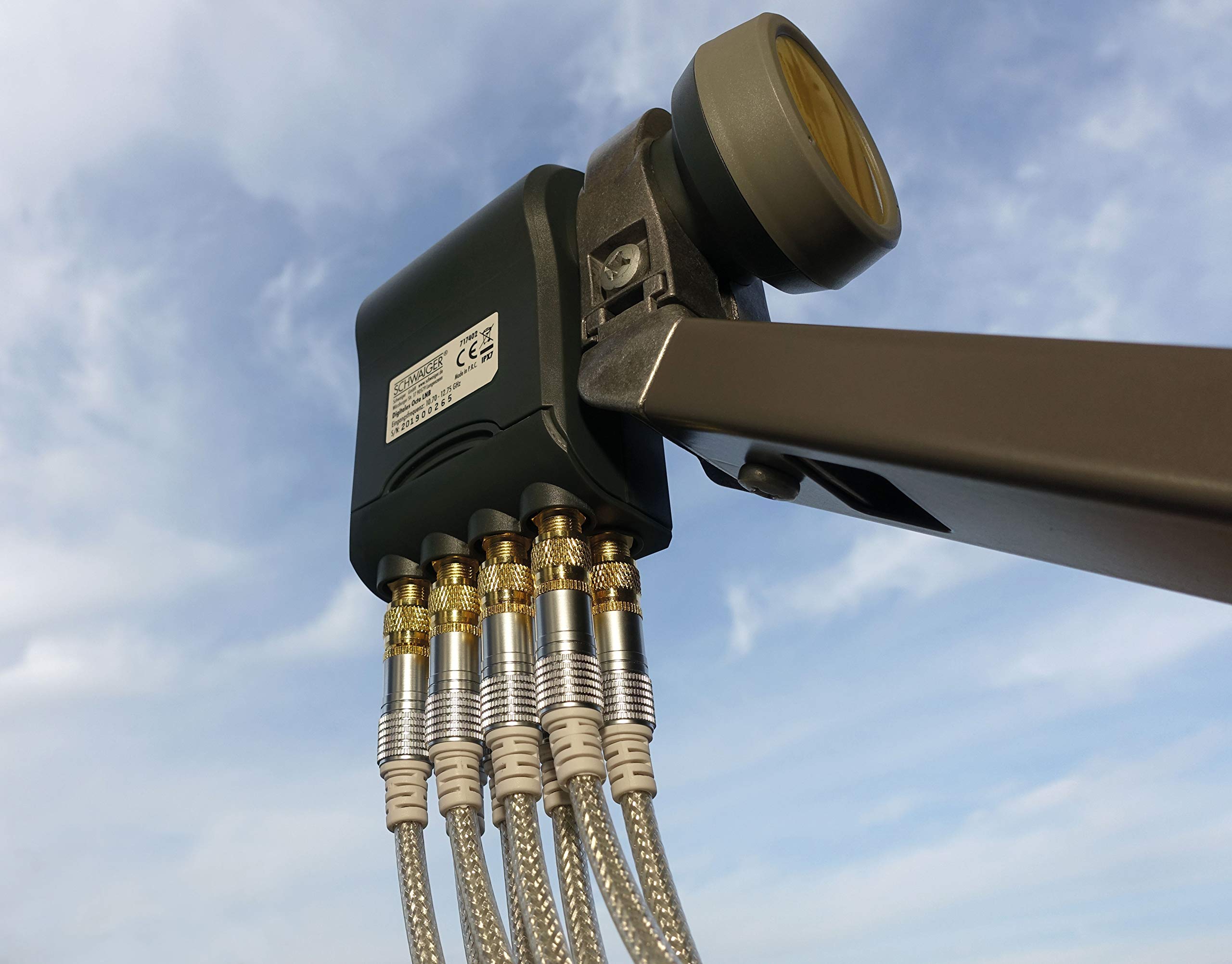SCHWAIGER -717402- Octo LNB z ochroną przeciwsłoneczną | cyfrowy | 8 uczestników | ekstremalnie odporna na wysokie temperatury nasadka LNB | zastosowanie z anteną satelitarną | nadaje się do multifeed z ochroną przed warunkami atmosferycznymi i pozłacanym