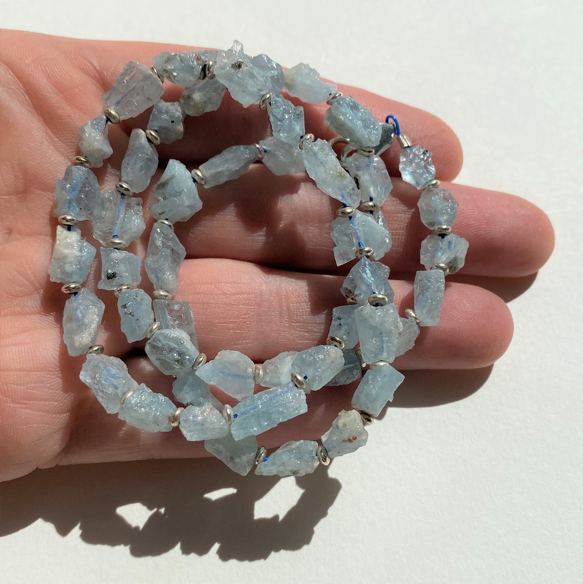 Aquamarin Rohstein Halskette mit Silber Zwischenteilen – Naturstein Kette hellblau, handgemacht, Unikat Schmuck, Boho/Beach Style, Geschenk für sie