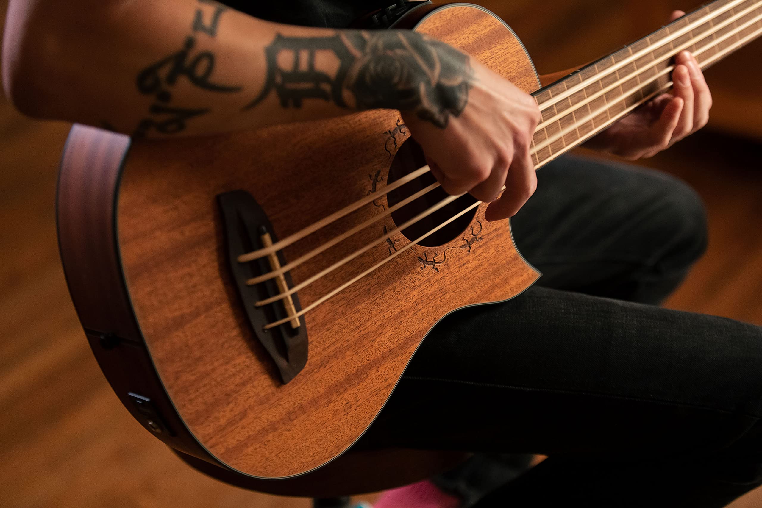 Ortega Guitars Bass Ukulele Elektro-Akustisch – Long Scale, ohne Bundstäbchen – Lizard Series – Inklusive Gig Bag – Massives Mahagoni, Natur (LIZZY-PRO)