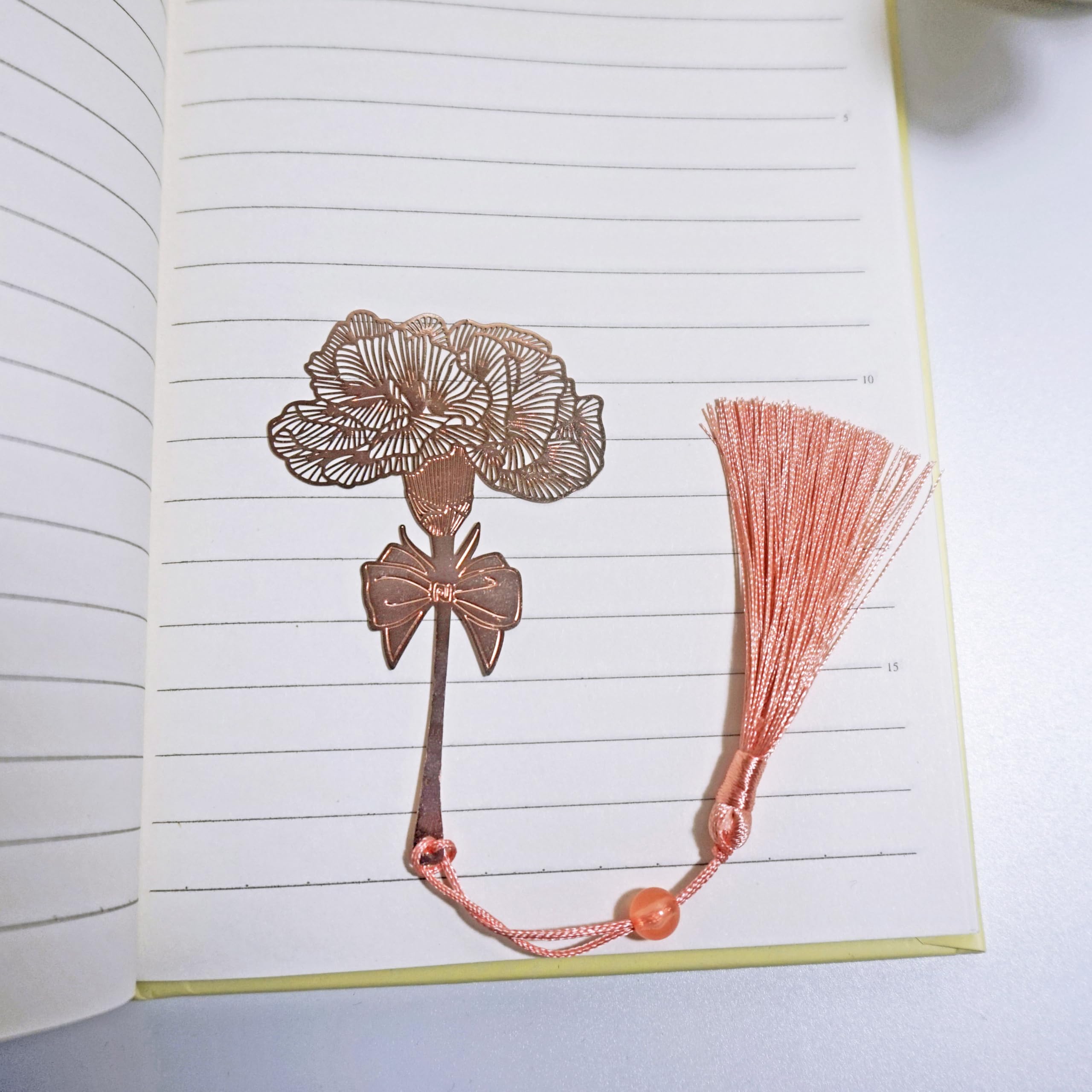 Yocuzee Metalen bladwijzer met geschenkdoos, bladmarker met kwastje, leescadeaus voor vrouwen, moeder leraren, studenten (anjers bloemen