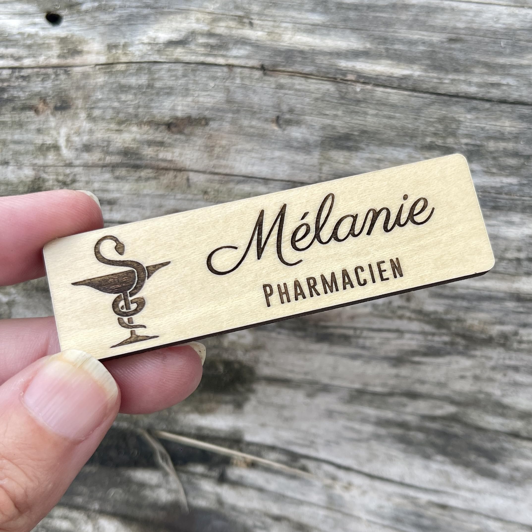 Badge Personnalisé en Bois avec Aimant Pharmacien Infirmier