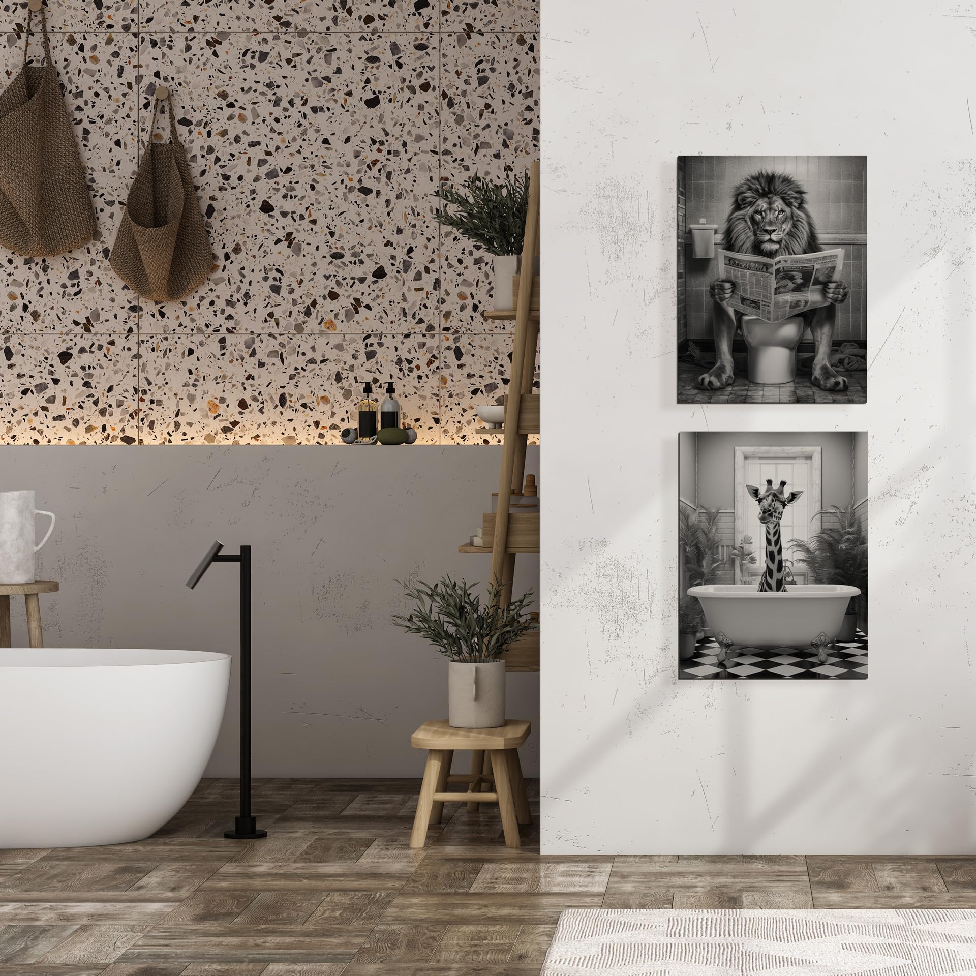 Ensemble de tableaux sur toile STYLER Fun 2x 32x42 cm (PRÊT À ACCROCHER) - Lion aux toilettes et girafe dans la baignoire - Décoration amusante de salle de bain - Noir et blanc