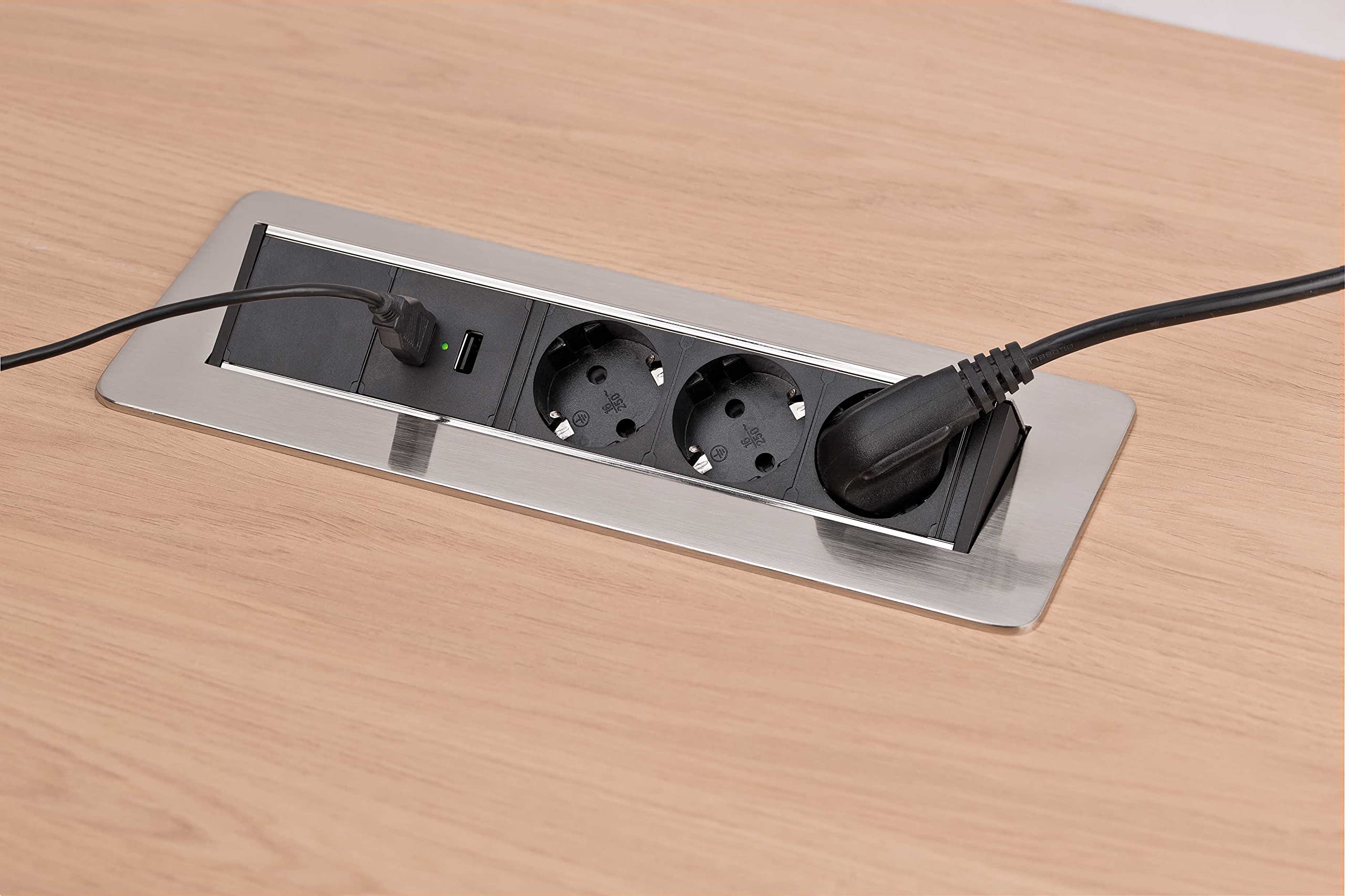 BS-1396200113-Tomas mult.retractil 3T+2USB