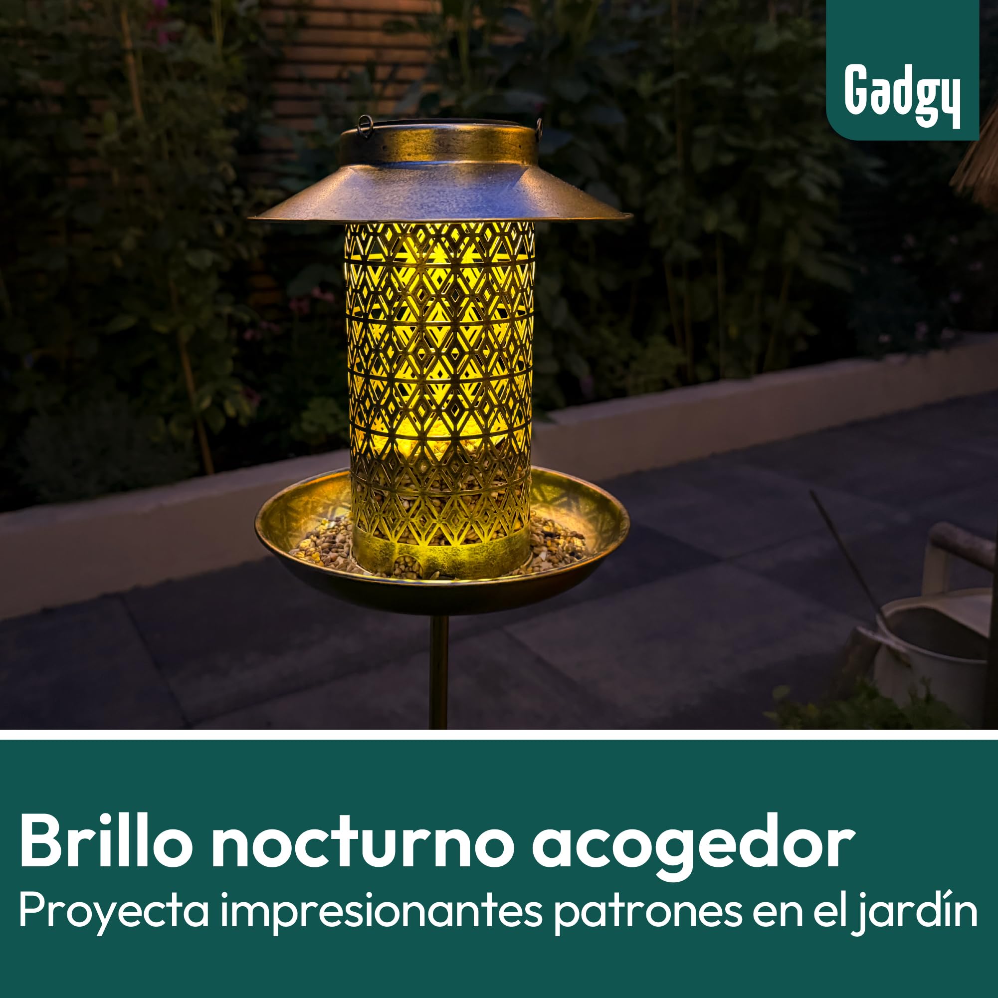 Gadgy Comedero Solar para Pájaros 2 en 1 con Lámpara de Jardín – Casa para Pájaros Colgante Dorada con Iluminación Solar Automática – Decoración Exterior Resistente a la Intemperie