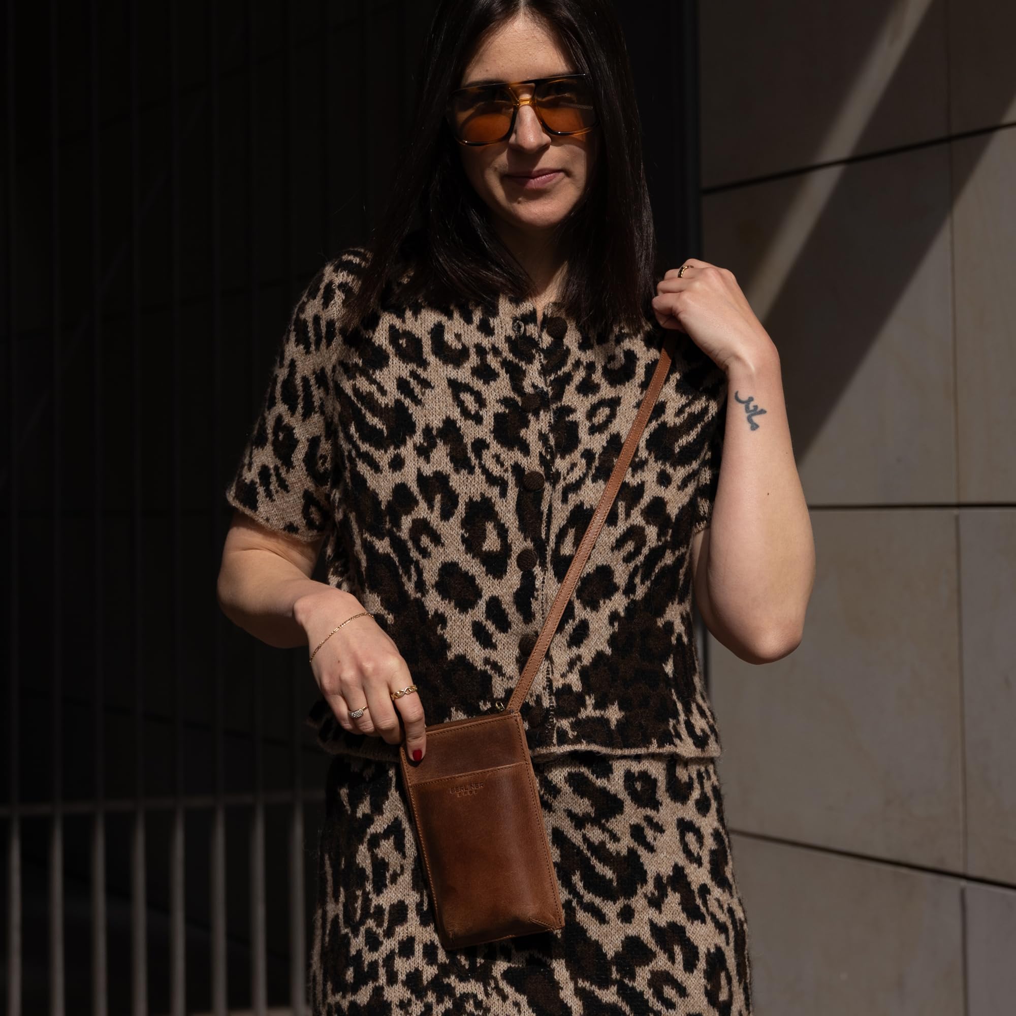 Berliner Bags Kim Bolso Bandolera de Piel Auténtica con Compartimento para Móvil y Tarjetas para Mujer y Hombre, Pequeño, Elegante y Práctico