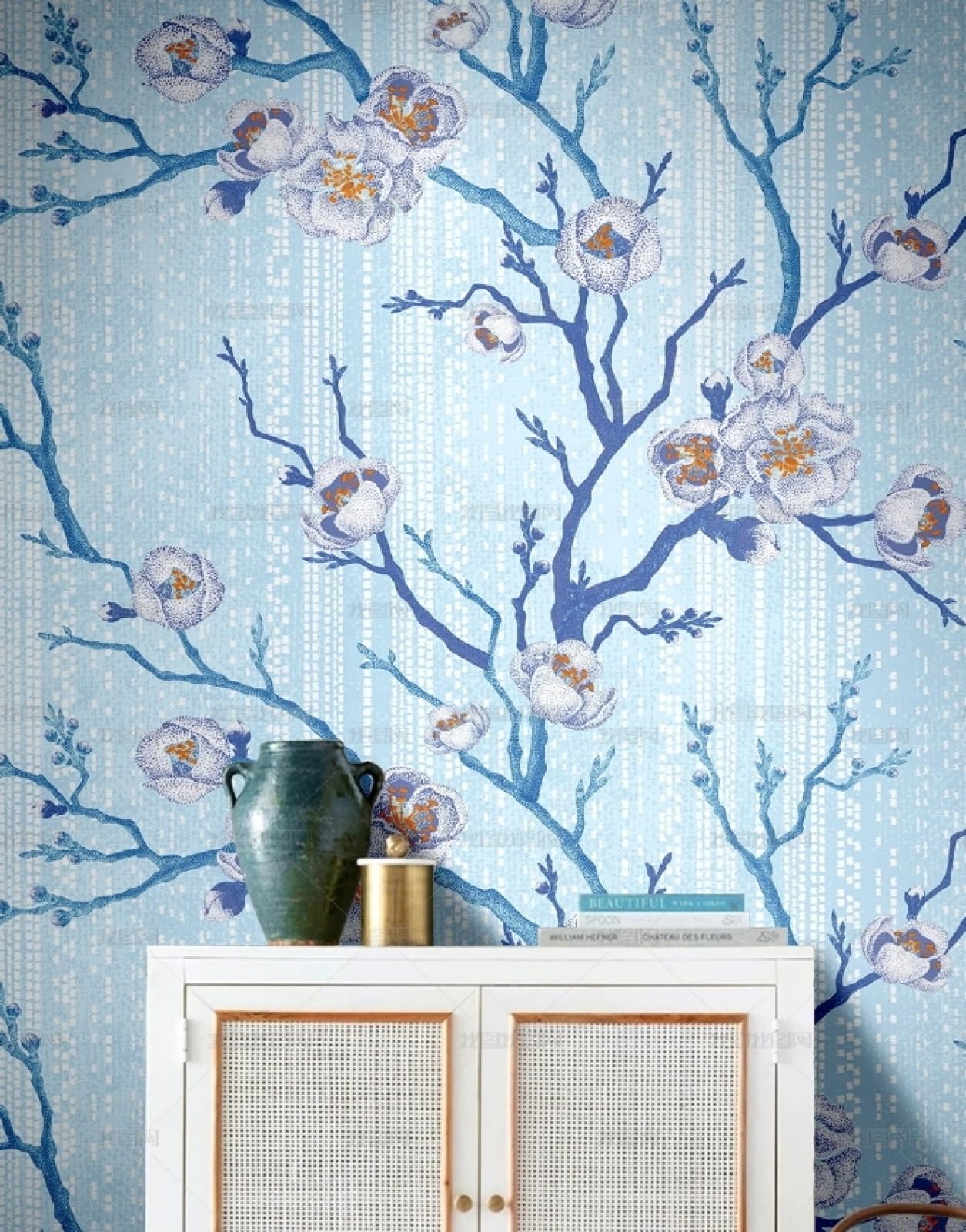 Papier peint autocollant pour masquer les défauts d'un meuble avec un style floral bleu