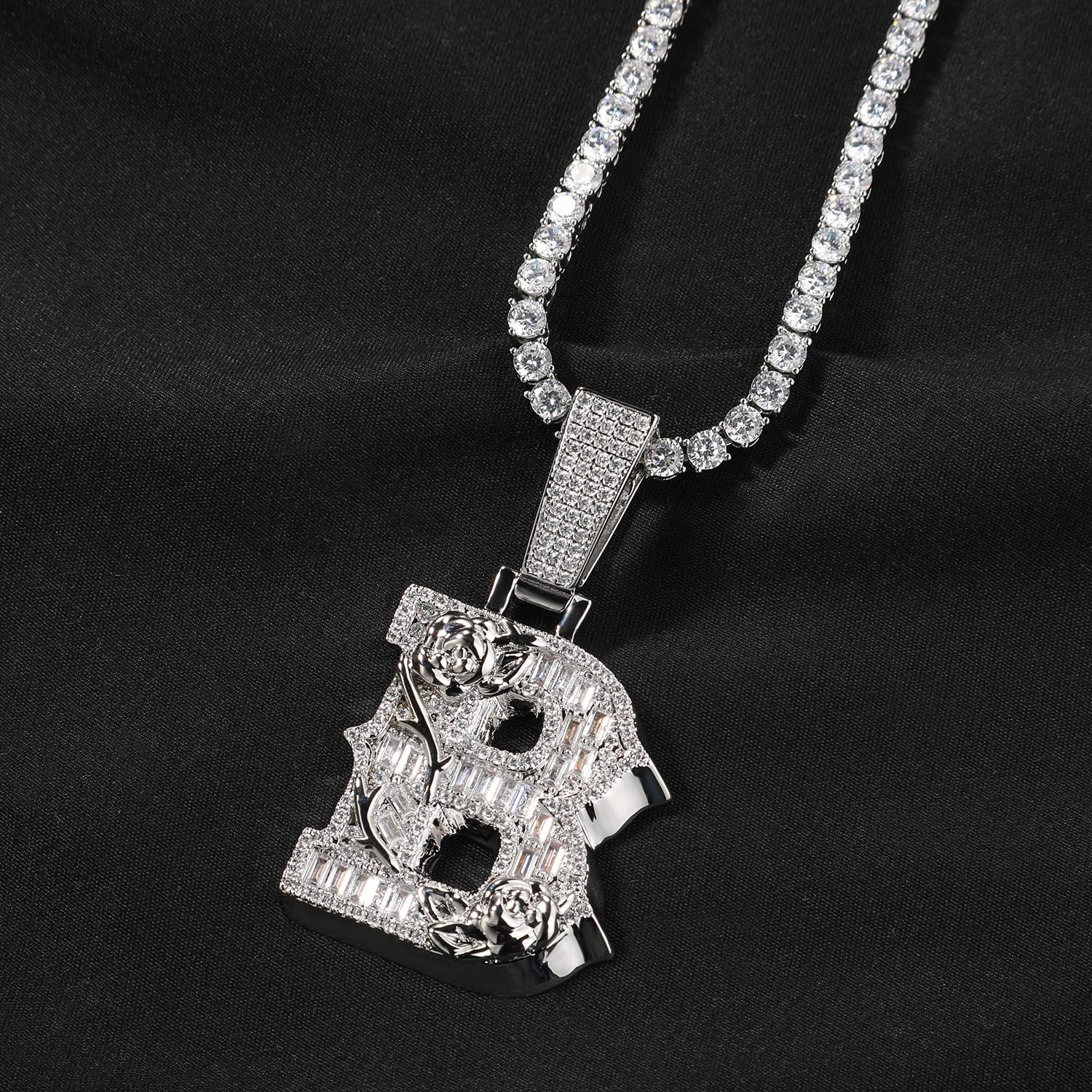 Collana Pendente Vite Rosa, Lettera Iniziale Personalizzata Gioiello | Design rose e viticci in ottone 18K con zirconi. Pendente floreale romantico, gioiello elegante per uomo.