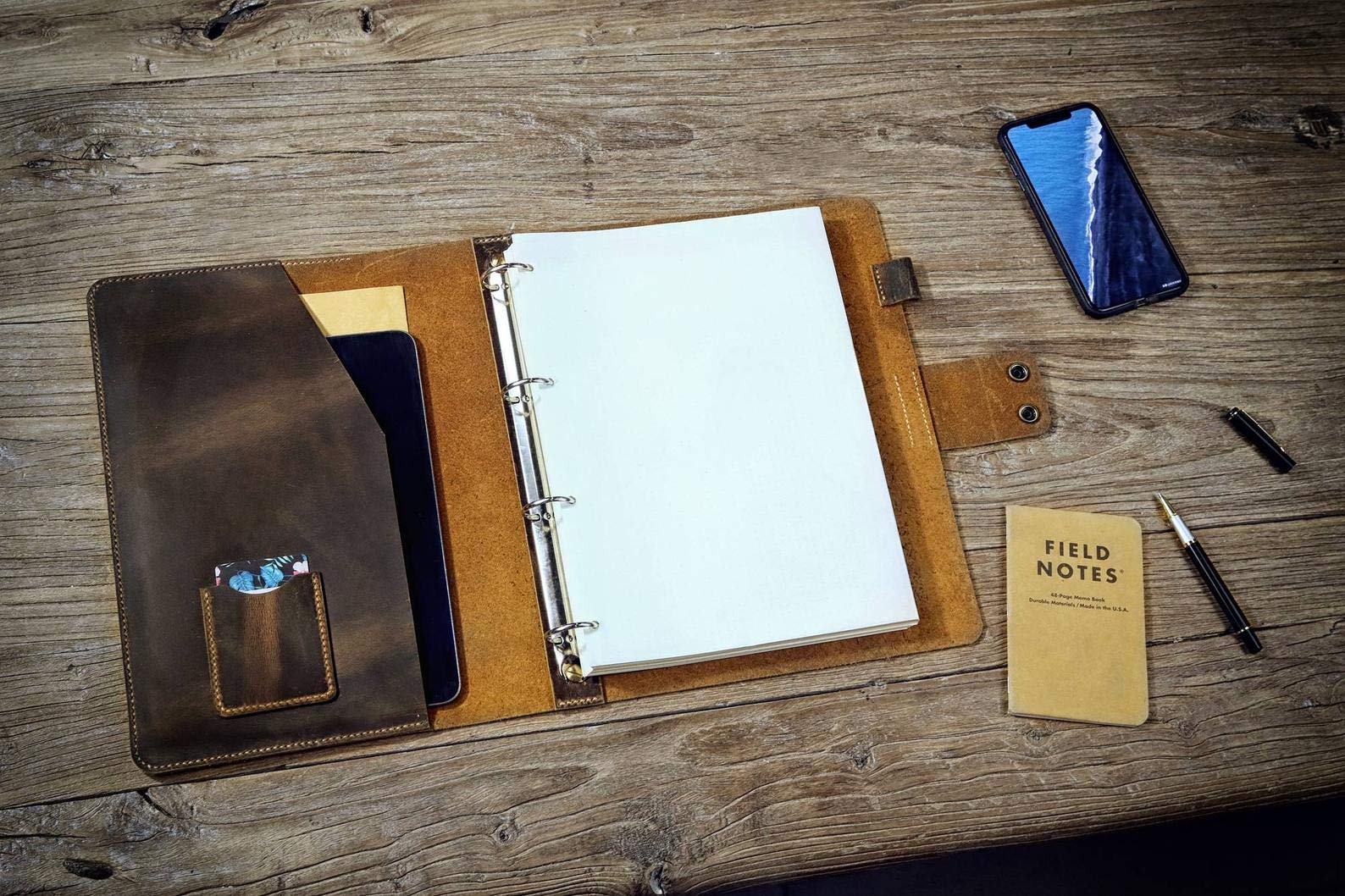 Personalisiertes Leder A4 Ringbuch Ordner – DIN A4 Mappe mit 4-Ring-Mechanik (25 mm), Vollnarbenleder im Vintage-Look „Crazy Horse“, handgenäht, 32×25 cm – ideal fürs Büro, Studium & als Geschenk