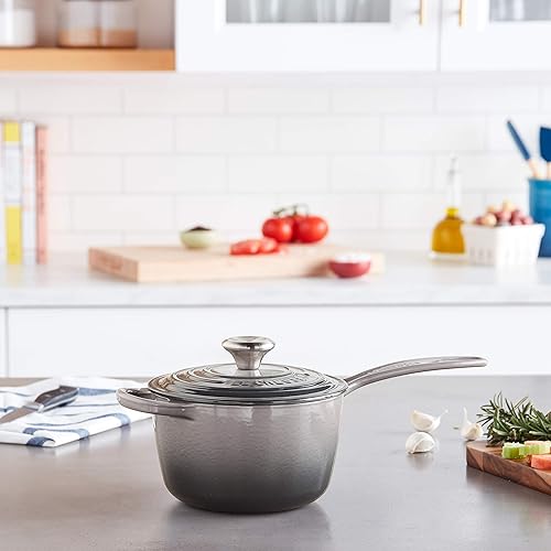 Miniatura 57 de Le Creuset Cacerola Signature de hierro fundido esmaltado, 2.25 cuartos de galón., Marsella Marseille