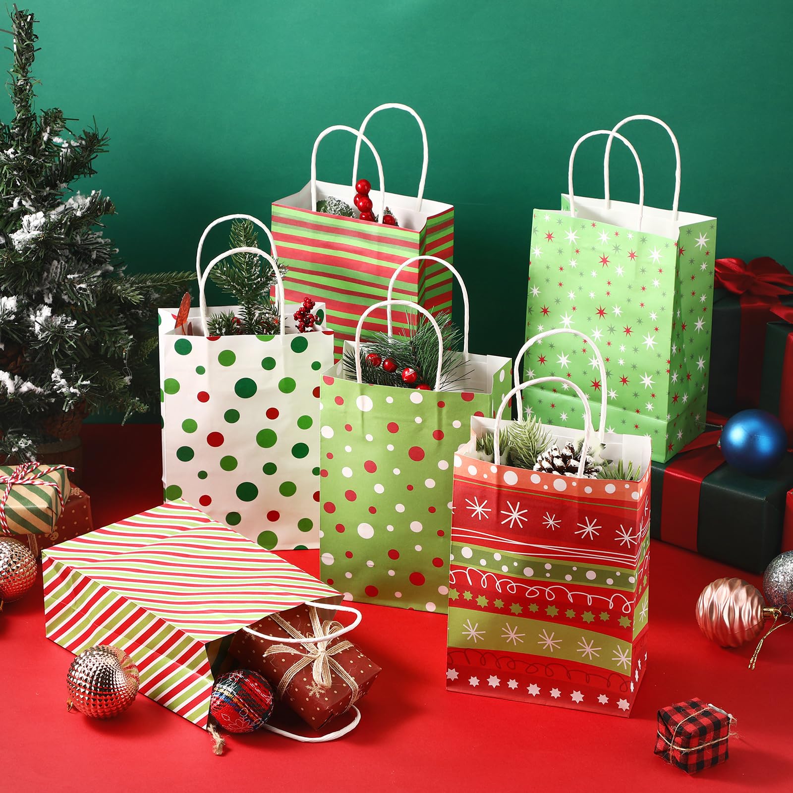 Kolldenn Bolsas de regalo de papel de Navidad con asa a granel para suministros de fiesta de Navidad, bolsas de golosinas de Navidad, decoración de fiesta temática de Navidad, suministros de aulas,