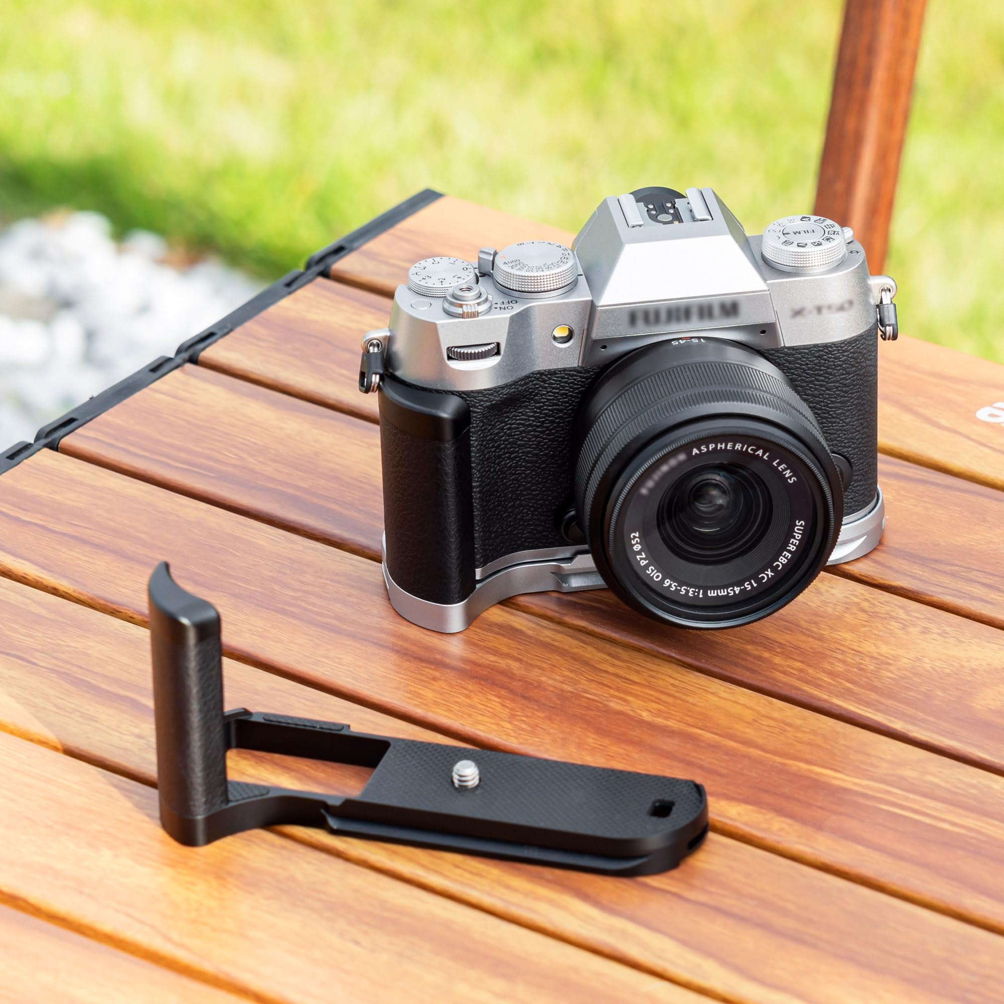 JJC L-Handgriff für Fuji X-T50 Arca-Swiss-Schnellwechselplatte, Schwarz | Hochwertiges Aluminium | Rutschfester Silikongriff | Vollzugriff auf Display | Vollzugriff auf Akku, SD-Karte & Lautsprecher