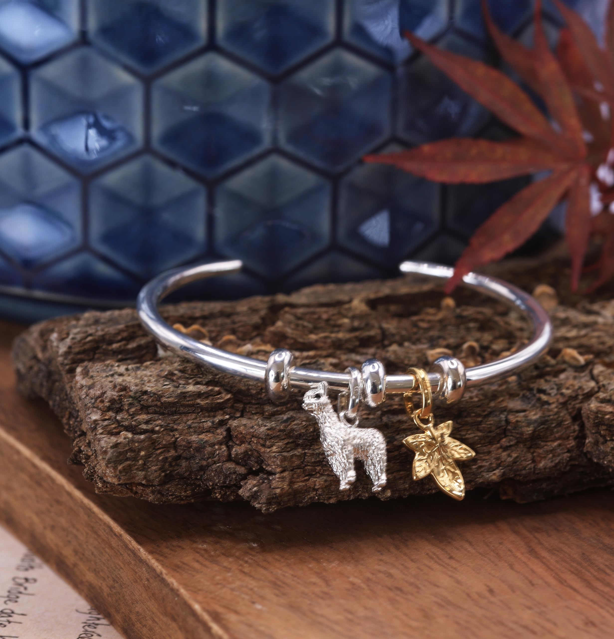 Ciondolo in argento massiccio a forma di alpaca/lama, compatibile con i braccialetti con ciondoli più diffusi