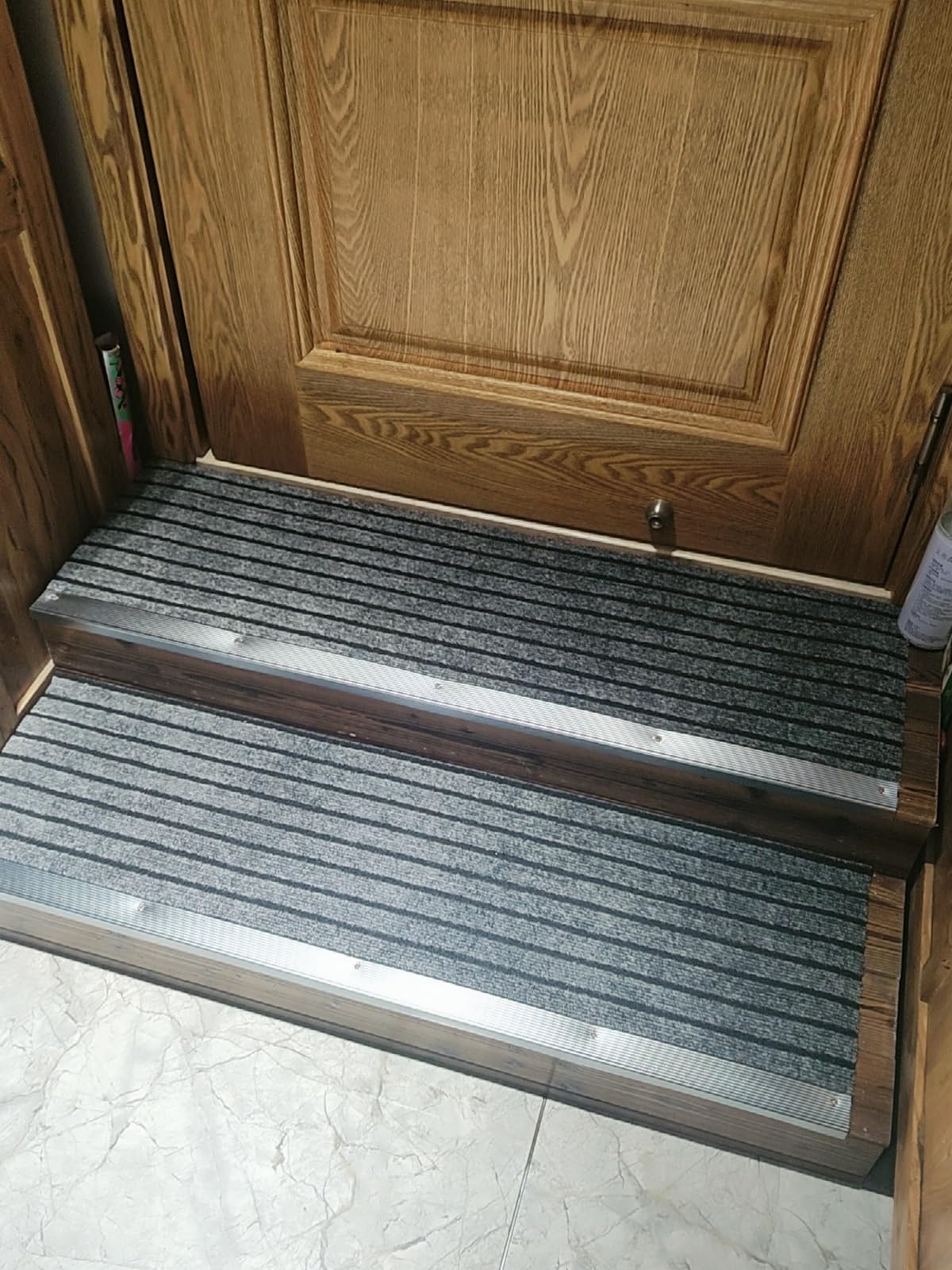 Antypoślizgowe listwy wykończeniowe ze stopu aluminium, wodoodporne stopnie bezpieczeństwa na stopnie (złote 130 cm) trwałe ochraniacze schodów, antypoślizgowe, łatwa instalacja, 1 szt