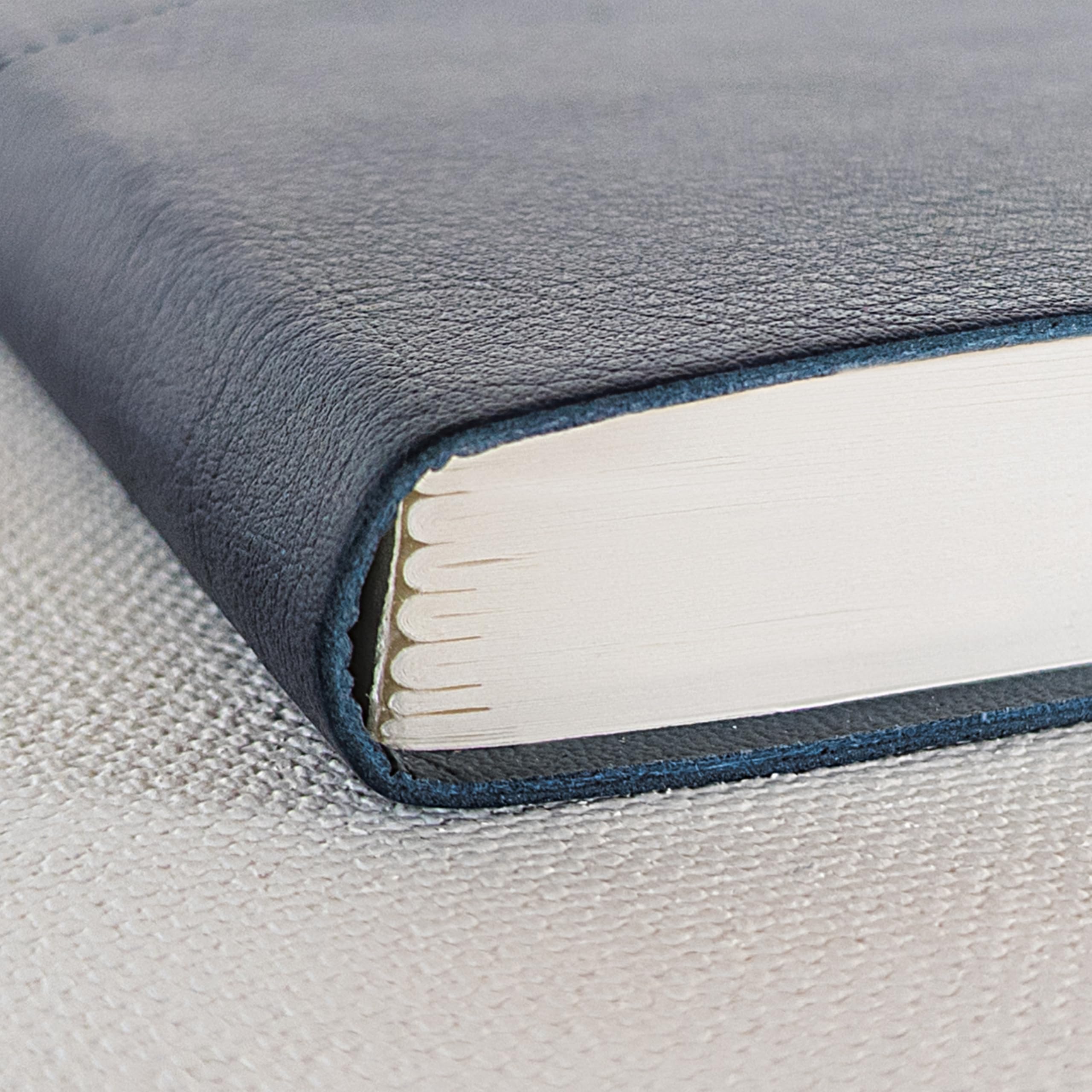 Anupam Quaderno A5 Flxy | 192 pagine | Taccuino a righe | Carta da 80 g/m² | Pelle PU testurizzata con copertina senza tempo per impressione | Chiusura elastica abbinata (blu)