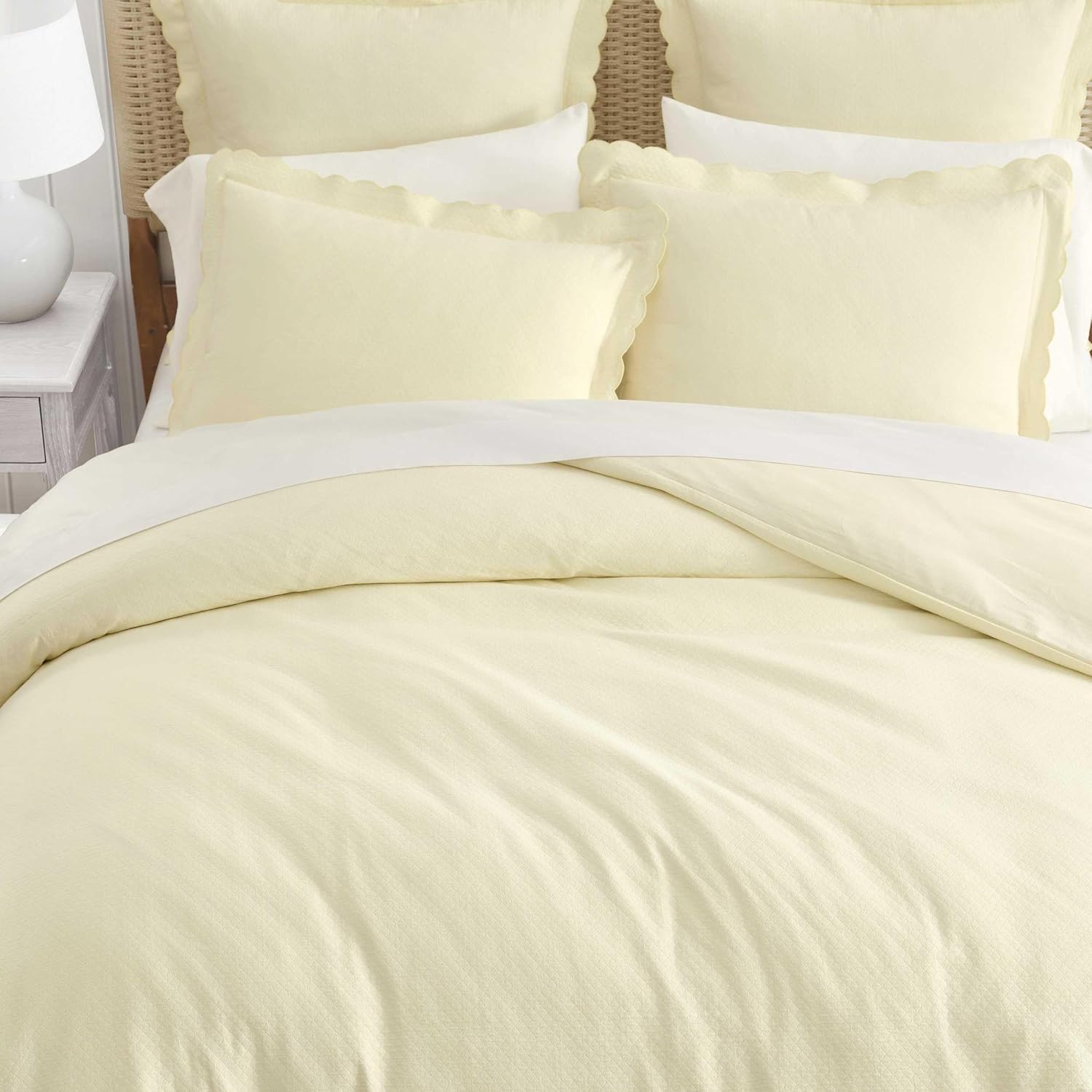 Martha Stewart - Queen Duvet Cover Set, 100% Soft Cotton Blend Bedding, Corner Ties & Button Closure, 3 Piece Bed Set with Matching Pillowcases (Scallop White)