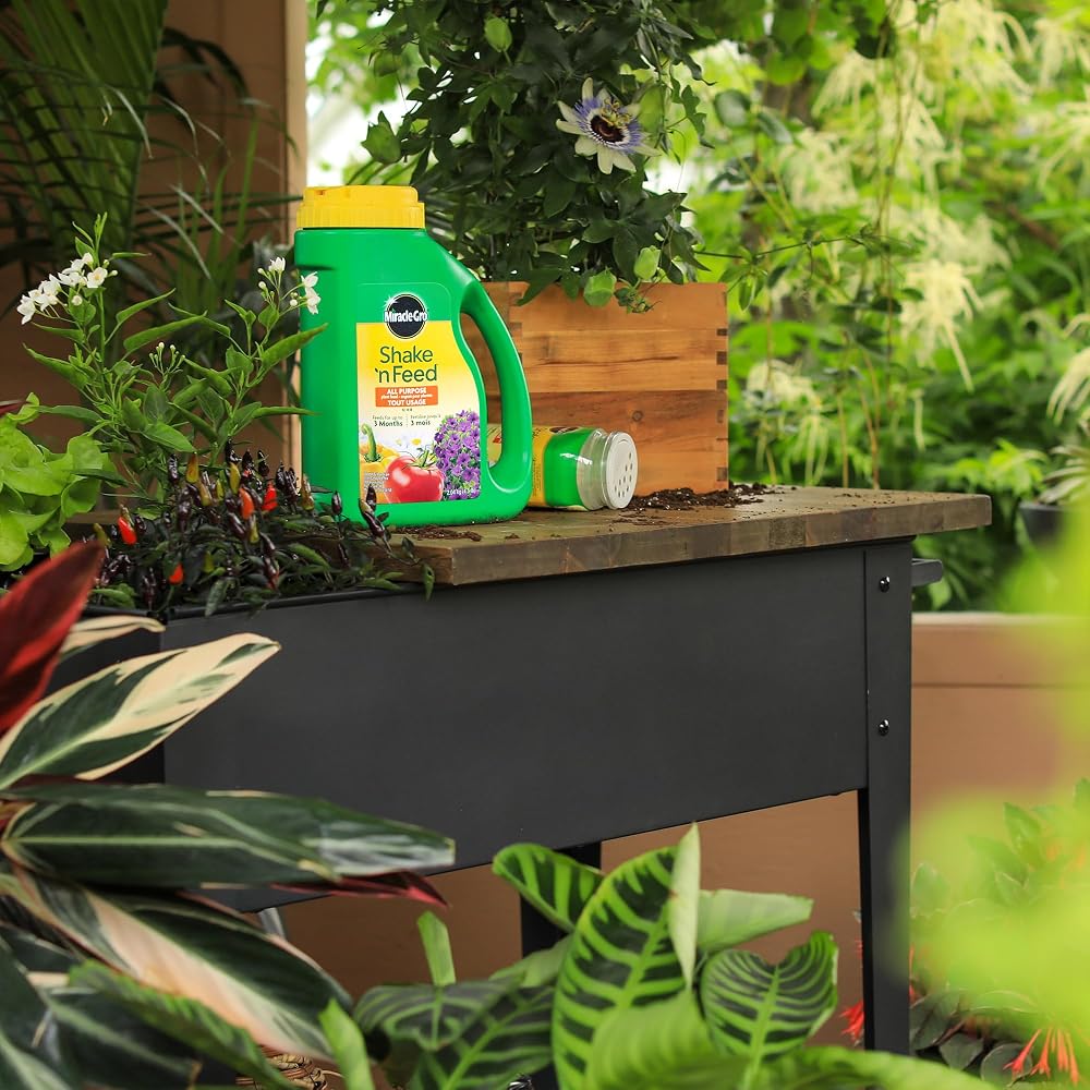 Miracle-Gro Shake N Feed