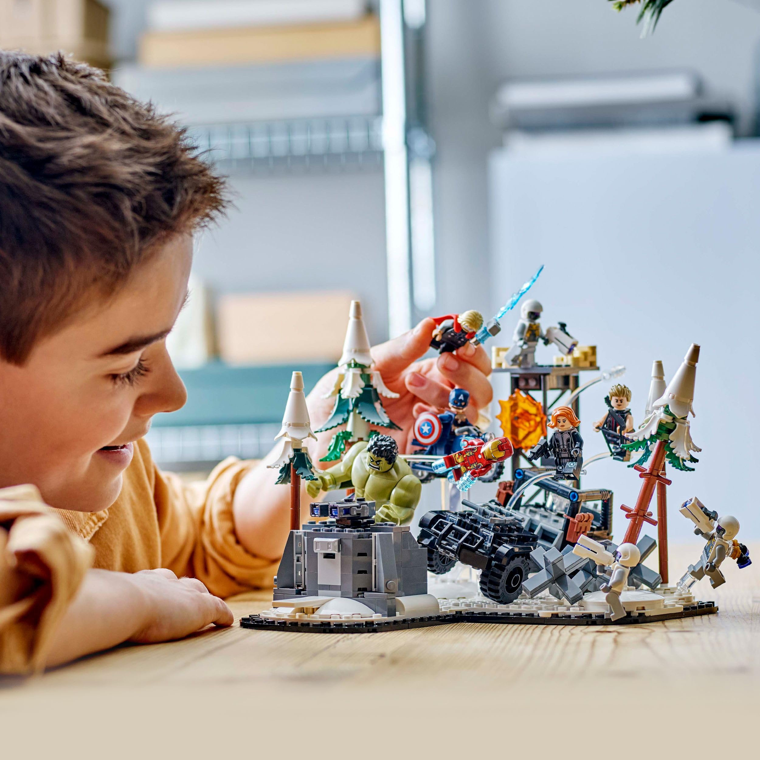 LEGO | Marvel Avengers Assemble: Age of Ultron, Set Modulare da Costruire con Scene del Film e 8 Minifigure di Supereroi Inclusi Thor, Hulk e Iron Man, Giochi per Bambini e Bambine da 10 Anni 76291
