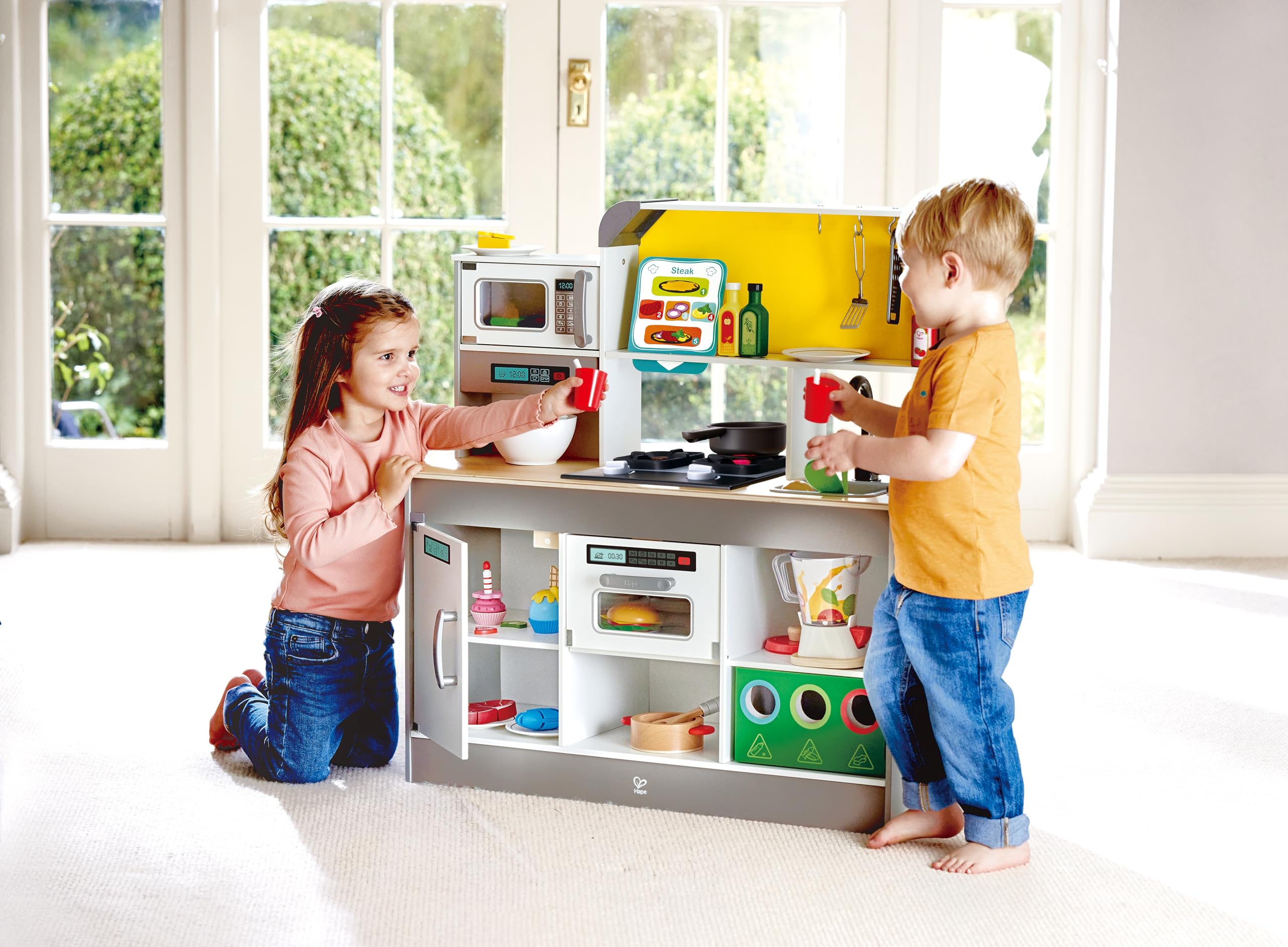 Hape Deluxe Spielküche mit Mikrowelle - Holz Kinderküche, Spielküche mit Zubehör, Herd, Backofen & Spüle, Fördert Rollenspiel & Kreativität, für Kinder ab 3 Jahren