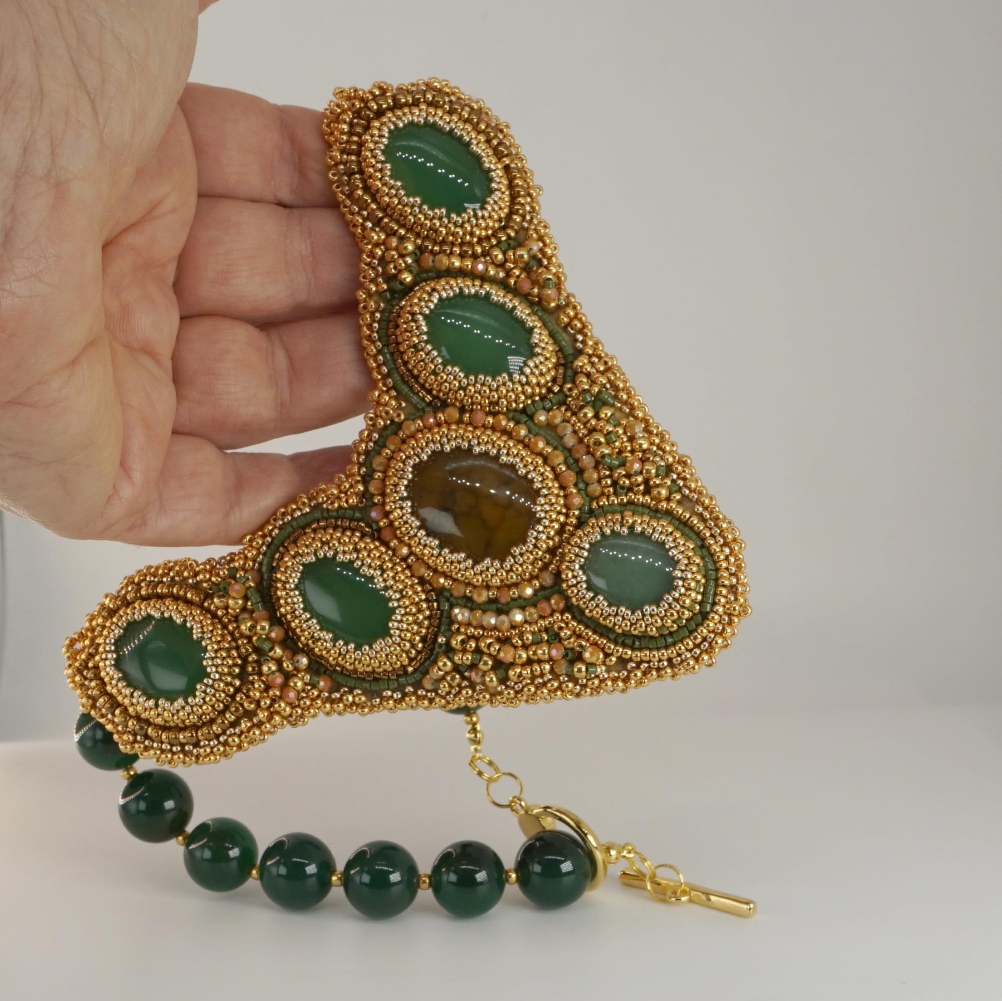 collana vistosa bigiotteria handmade con pettorina ricamata perline vetro oro e verdi e pietre dure verdi