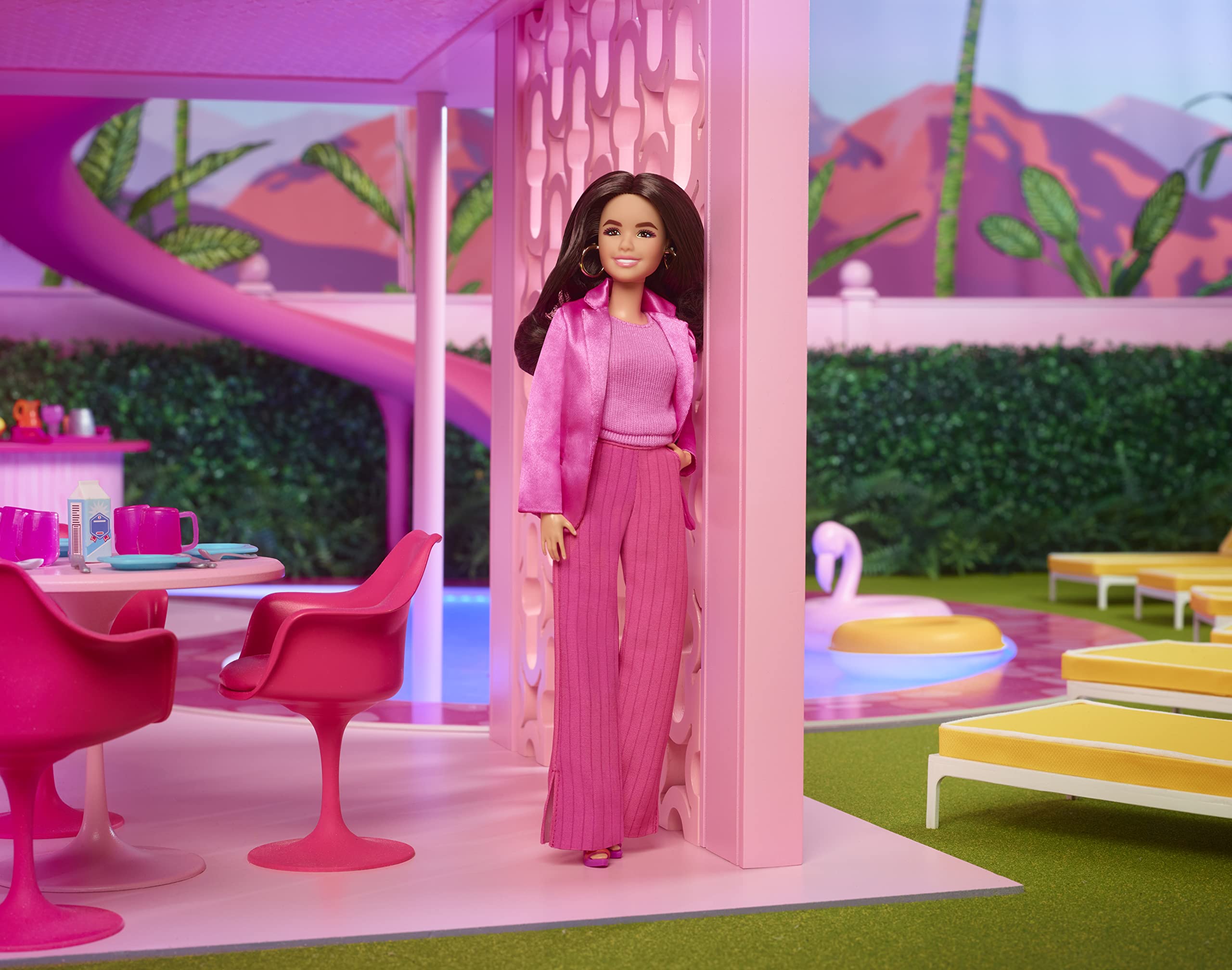 Barbie The Movie - Gloria, bambola del film collezione con completo rosa a tre pezzi, scarpe col tacco e orrecchini d'oro, giocattolo per bambini, 6+ anni, HPJ98
