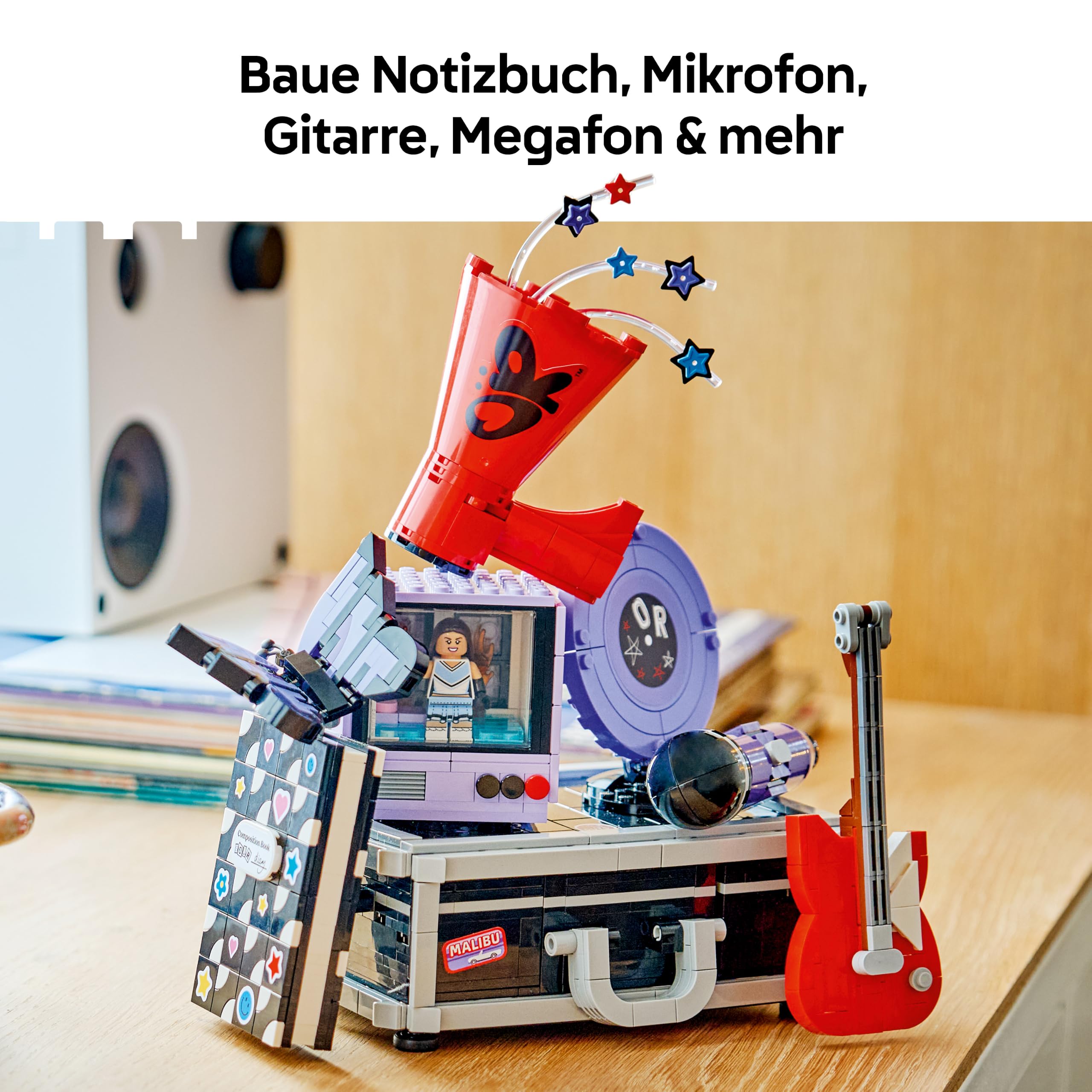 LEGO Editions Olivia Rodrigos Geheimer Koffer - Spielzeug mit Koffer, Mikrofon, Schallplatte, Megafon, Fernseher & Minifigur - Zimmer Deko - Musik Geschenk für Mädchen und Jungen ab 10 Jahren - 43030