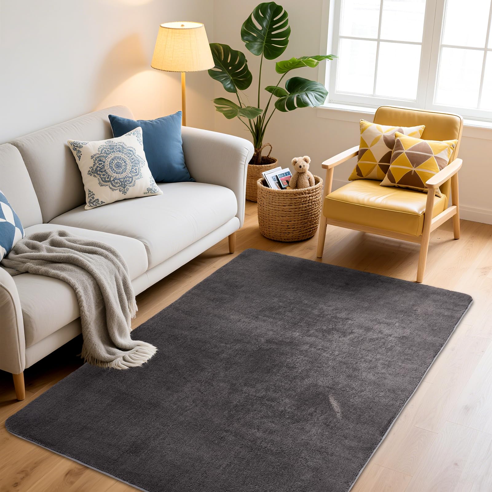 Tapis de Chambre Uni 140x200cm, Super Doux à Poils Courts, Antidérapant et Lavable, Facile à Entretenir, Confortable pour Salle à Manger, Salon, Chambre d'enfant, Bureau, Décoratif, Gris foncé